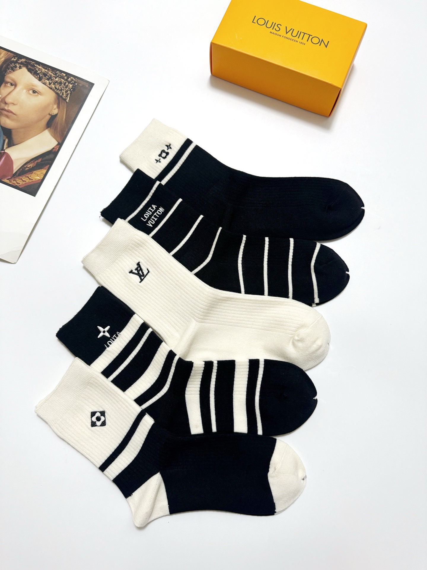 配包装🌟【一盒5 双】 🌟LV 路易威登 经典刺绣字母logo 羊绒混纺中筒袜 ，软糯亲肤，ins超火爆