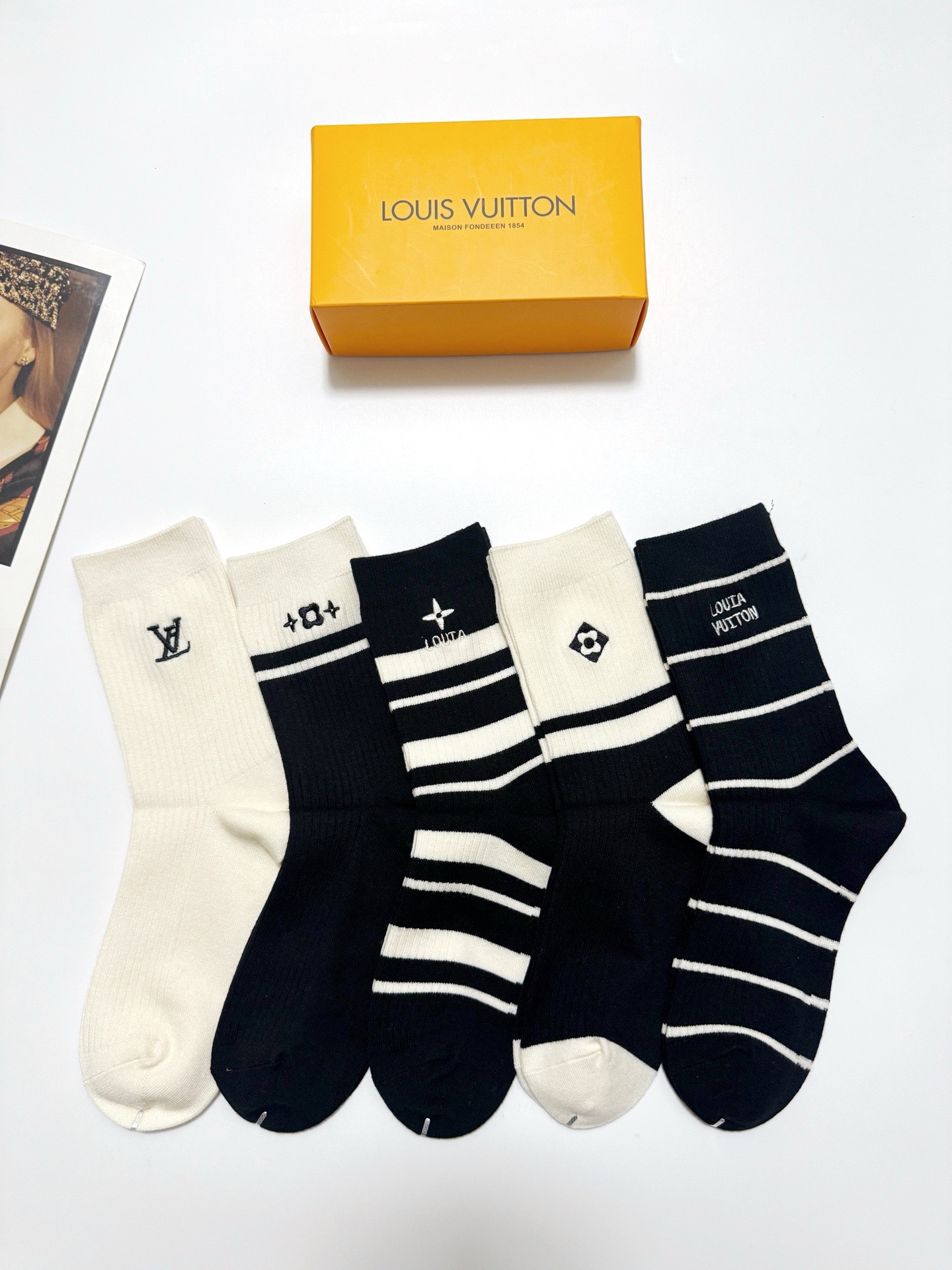 配包装🌟【一盒5 双】 🌟LV 路易威登 经典刺绣字母logo 羊绒混纺中筒袜 ，软糯亲肤，ins超火爆