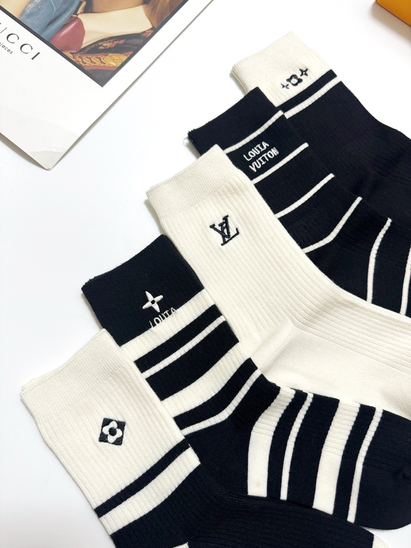 配包装🌟【一盒5 双】 🌟LV 路易威登 经典刺绣字母logo 羊绒混纺中筒袜 ，软糯亲肤，ins超火爆