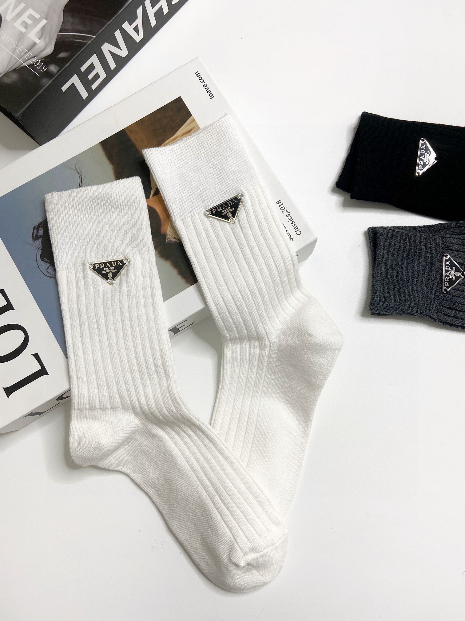 配包装🌟【一盒3 双】🌟Prada 普拉达 经典字母logo纯棉中筒袜 🌟重工装饰个性时尚🌟ins爆款！