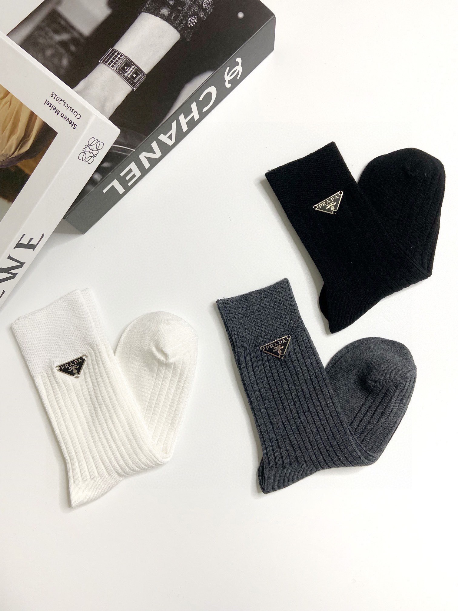 配包装🌟【一盒3 双】🌟Prada 普拉达 经典字母logo纯棉中筒袜 🌟重工装饰个性时尚🌟ins爆款！
