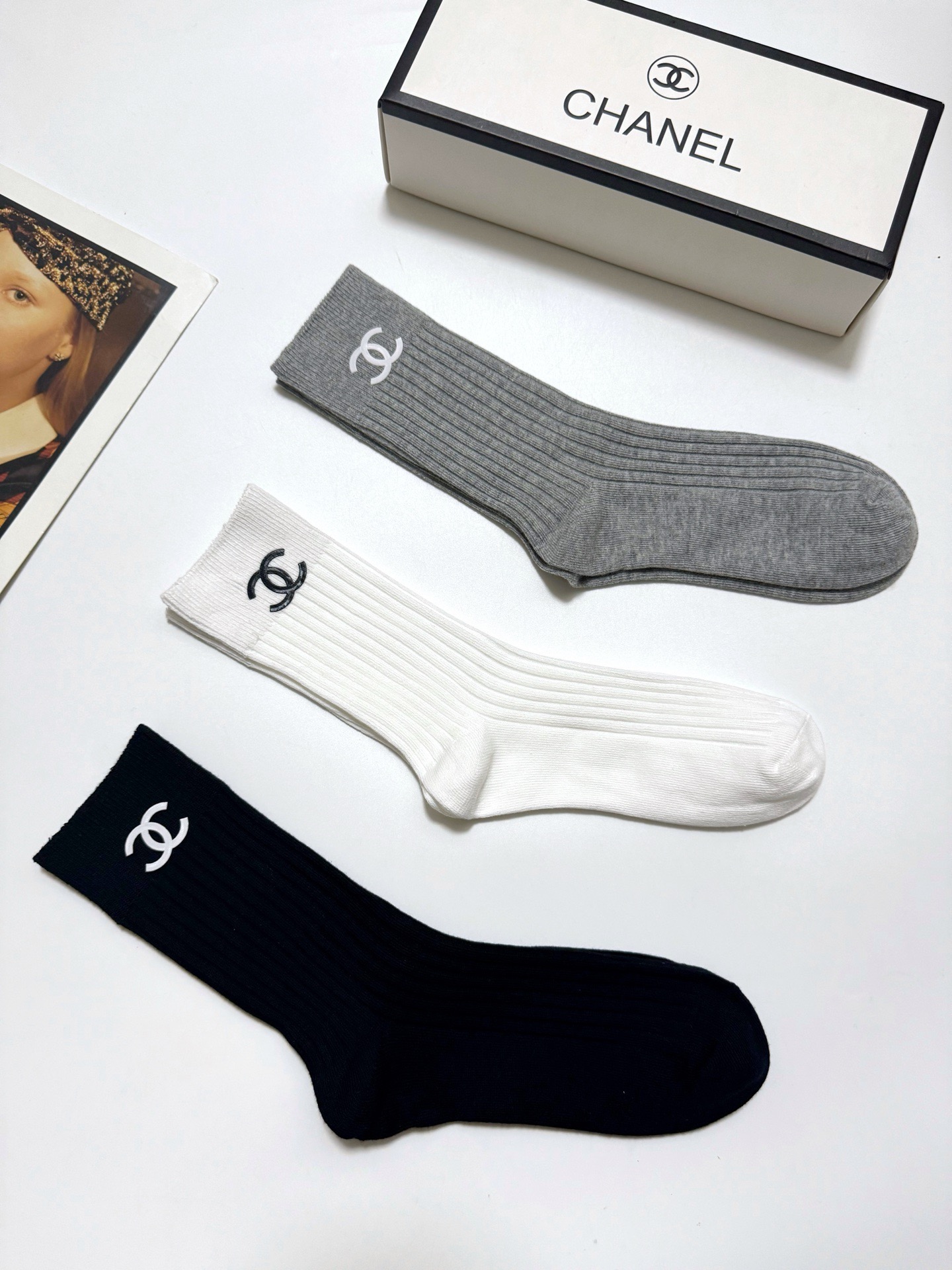 配包装🌟【一盒3 双】🌟Chanel 香奈儿 经典字母logo纯棉中筒袜 🌟重工装饰个性时尚🌟ins爆款
