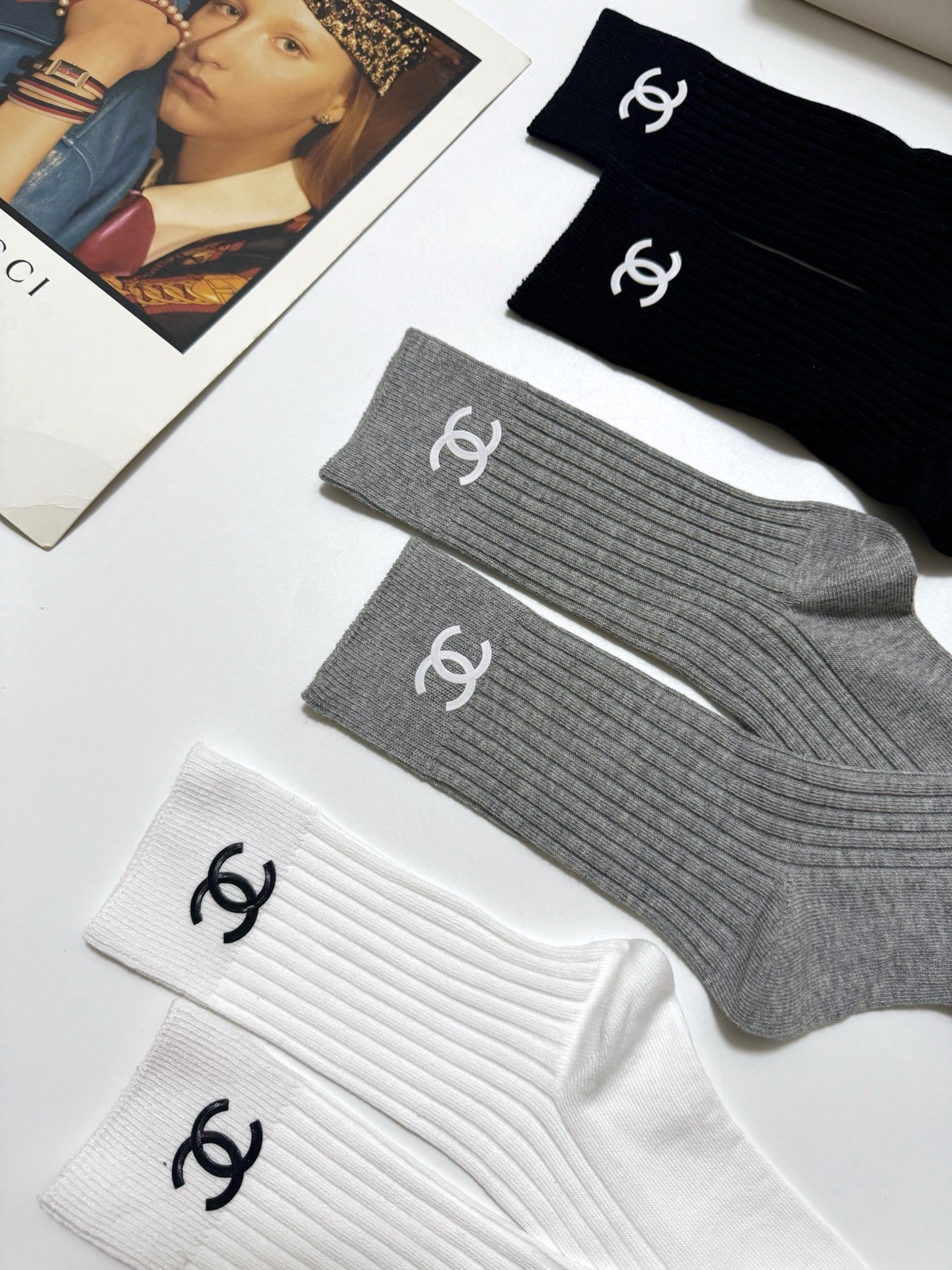 配包装🌟【一盒3 双】🌟Chanel 香奈儿 经典字母logo纯棉中筒袜 🌟重工装饰个性时尚🌟ins爆款