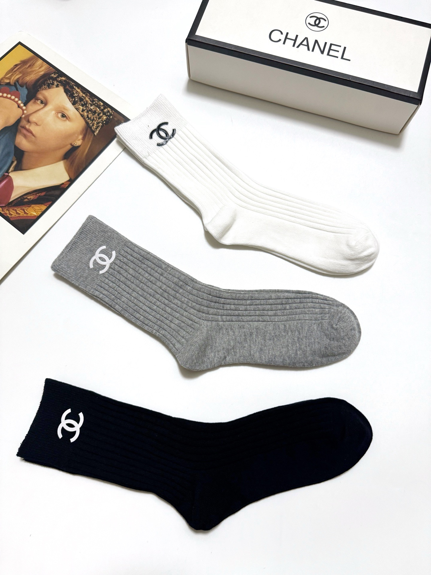 配包装🌟【一盒3 双】🌟Chanel 香奈儿 经典字母logo纯棉中筒袜 🌟重工装饰个性时尚🌟ins爆款