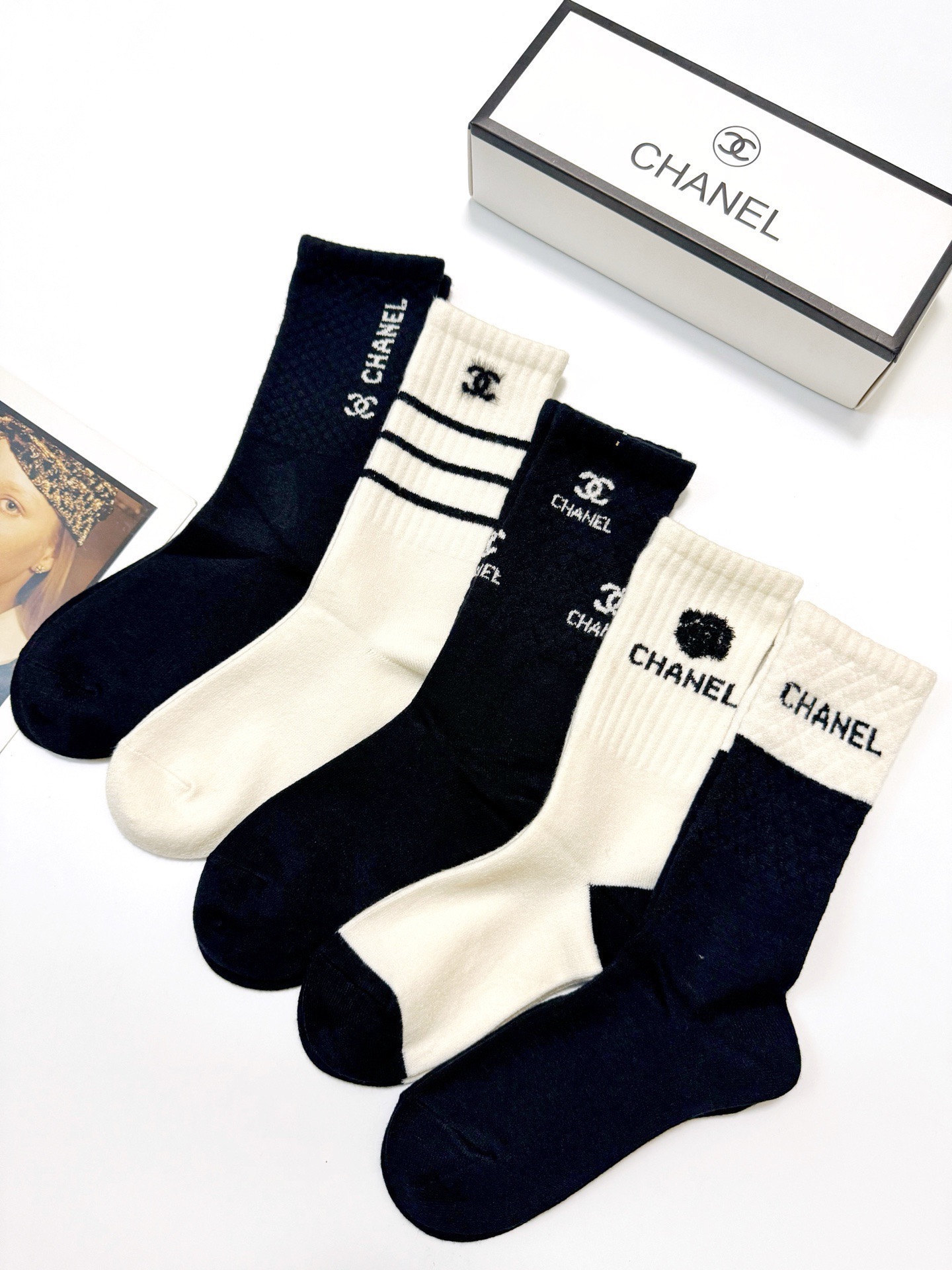 配包装🌟【一盒5 双】 🌟Chanel 香奈儿 经典字母logo 羊绒混纺 中筒袜 ，ins超火爆配色 