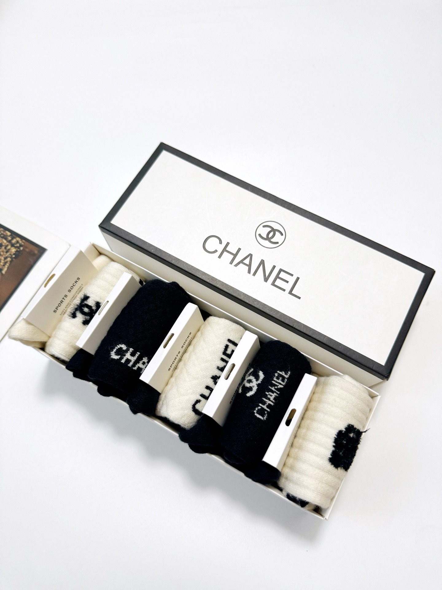 配包装🌟【一盒5 双】 🌟Chanel 香奈儿 经典字母logo 羊绒混纺 中筒袜 ，ins超火爆配色 