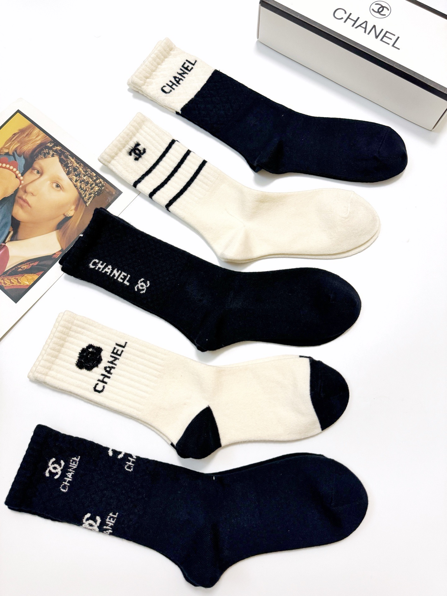 配包装🌟【一盒5 双】 🌟Chanel 香奈儿 经典字母logo 羊绒混纺 中筒袜 ，ins超火爆配色 