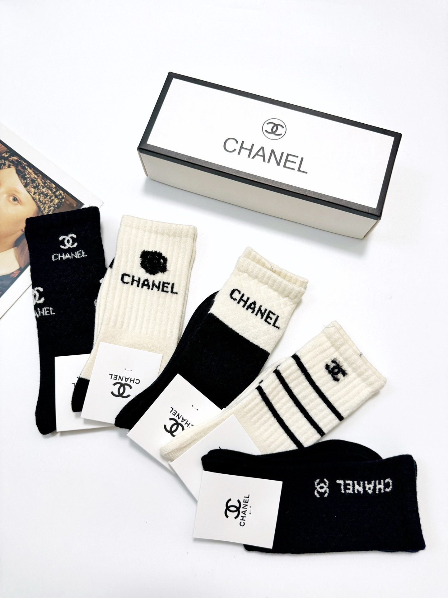 配包装🌟【一盒5 双】 🌟Chanel 香奈儿 经典字母logo 羊绒混纺 中筒袜 ，ins超火爆配色 