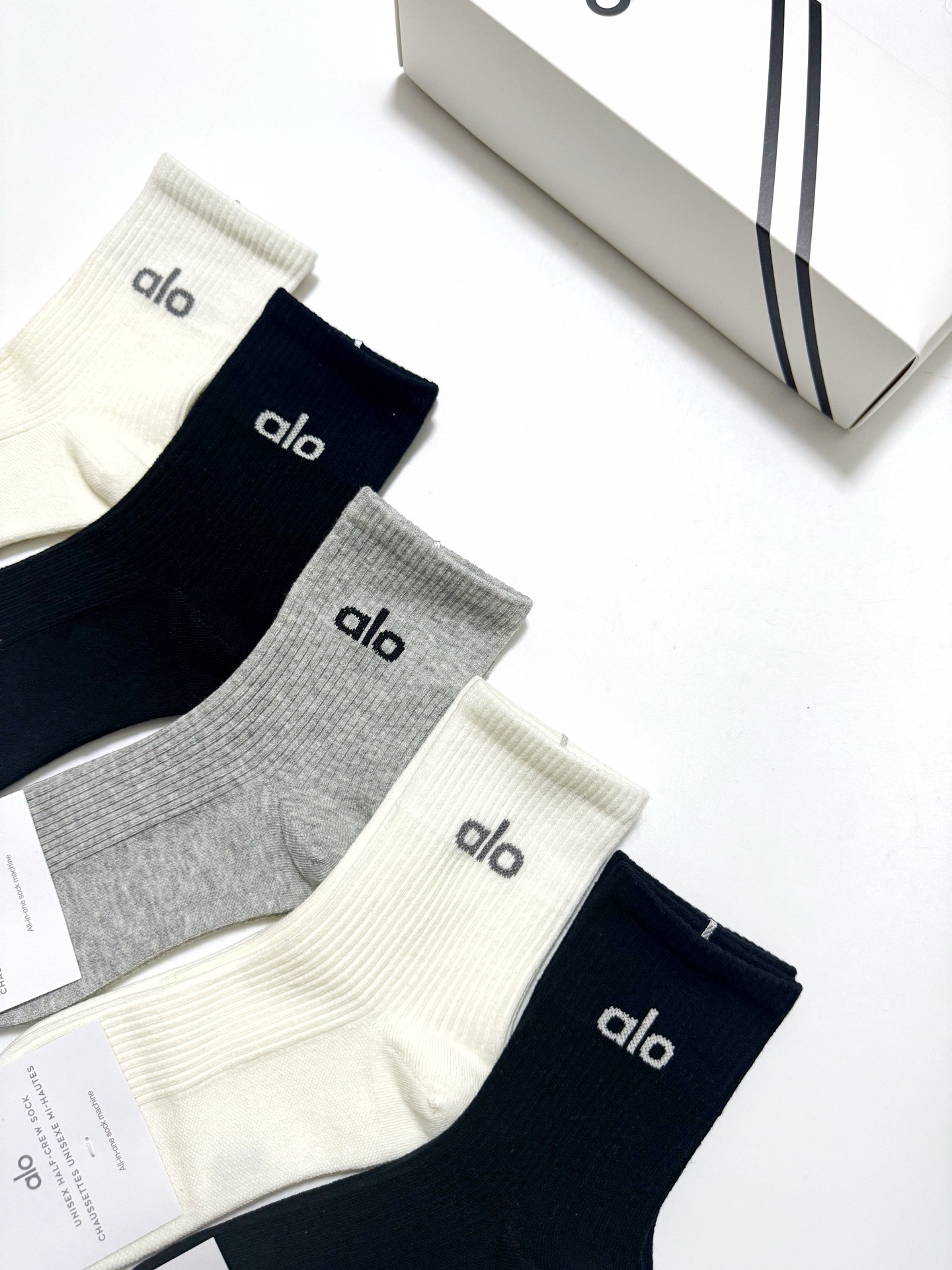 配包装🌟【一盒5双】 🌟 alo 经典字母logo 纯棉中筒袜 ，ins超火爆小腿短袜，纯棉面料，潮人必