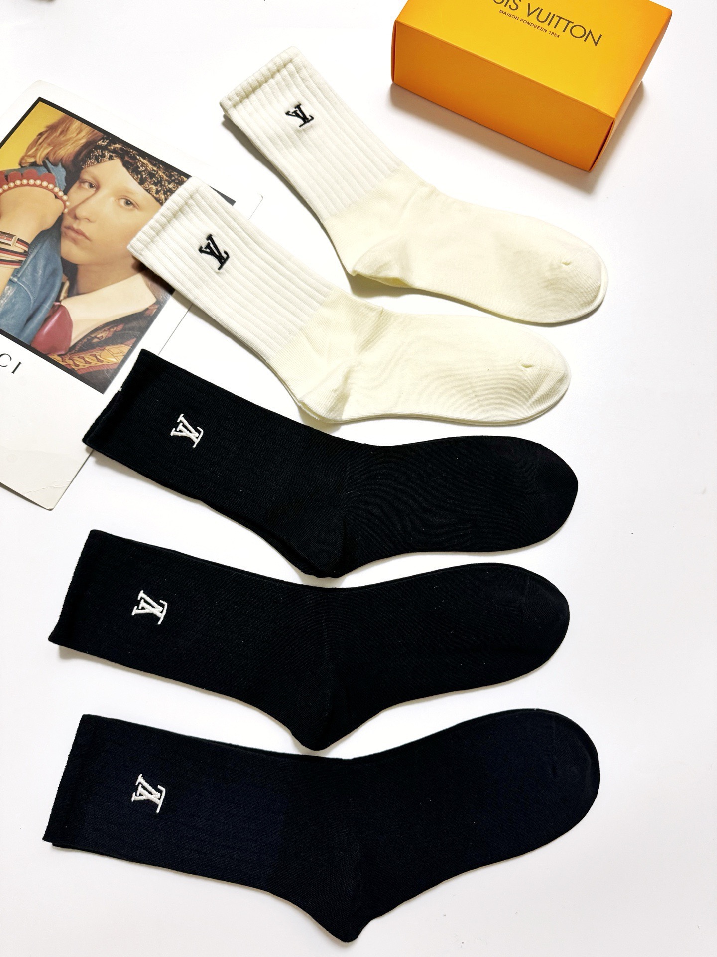 爆款回货） 配包装🌟【一盒5 双】 🌟 LV 路易威登 经典刺绣字母logo 纯棉中筒袜 ，ins超火爆