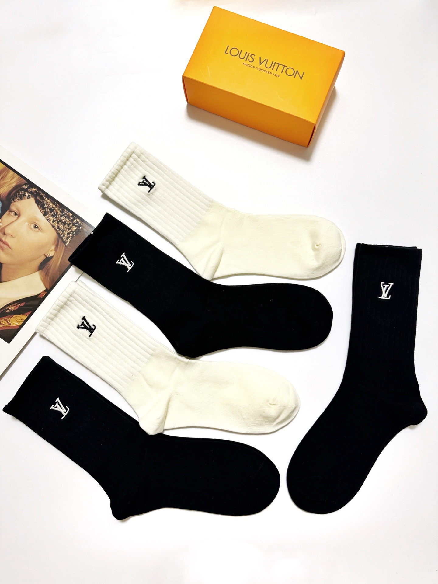 爆款回货） 配包装🌟【一盒5 双】 🌟 LV 路易威登 经典刺绣字母logo 纯棉中筒袜 ，ins超火爆
