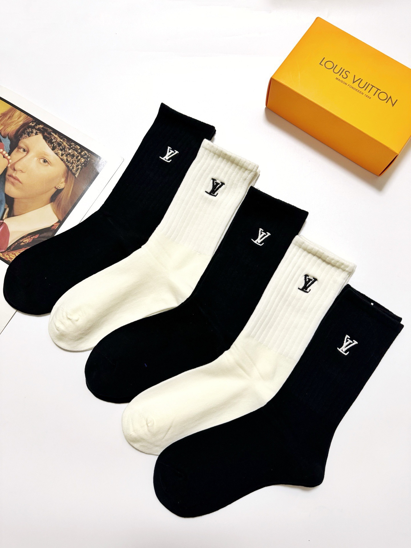 爆款回货） 配包装🌟【一盒5 双】 🌟 LV 路易威登 经典刺绣字母logo 纯棉中筒袜 ，ins超火爆