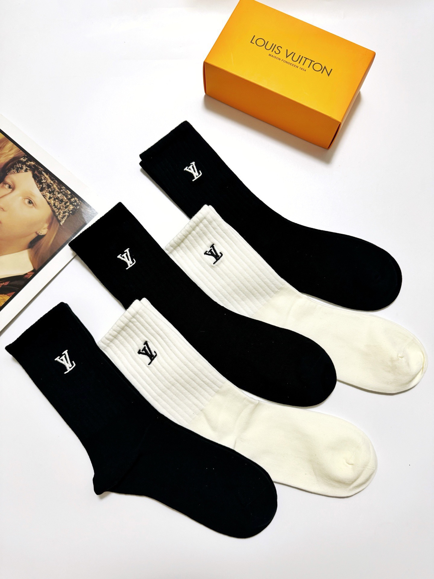 爆款回货） 配包装🌟【一盒5 双】 🌟 LV 路易威登 经典刺绣字母logo 纯棉中筒袜 ，ins超火爆