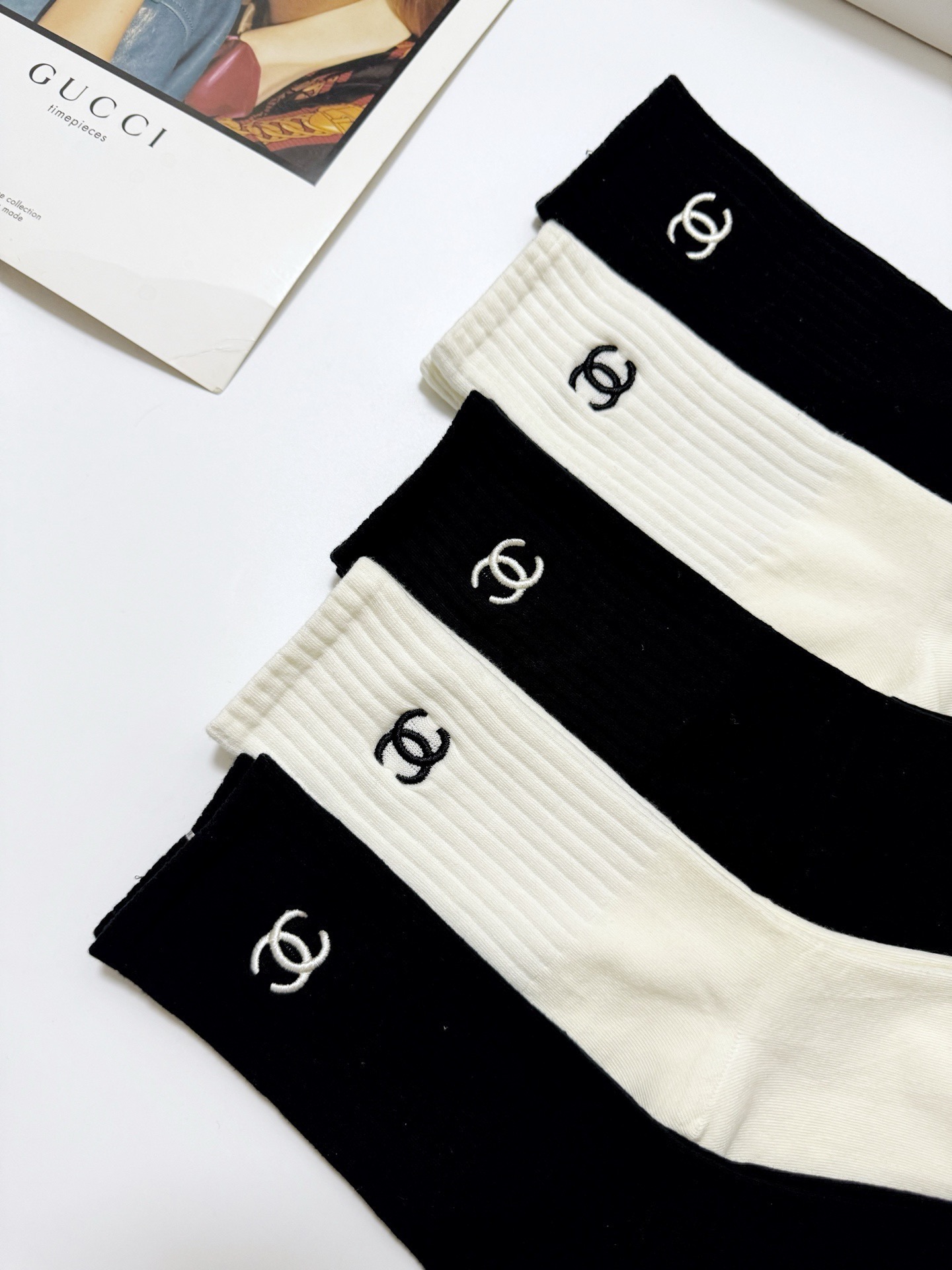 配包装🌟【一盒5 双】 🌟Chanel 香奈儿 经典刺绣字母logo 纯棉中筒袜 ，ins超火爆小腿袜，