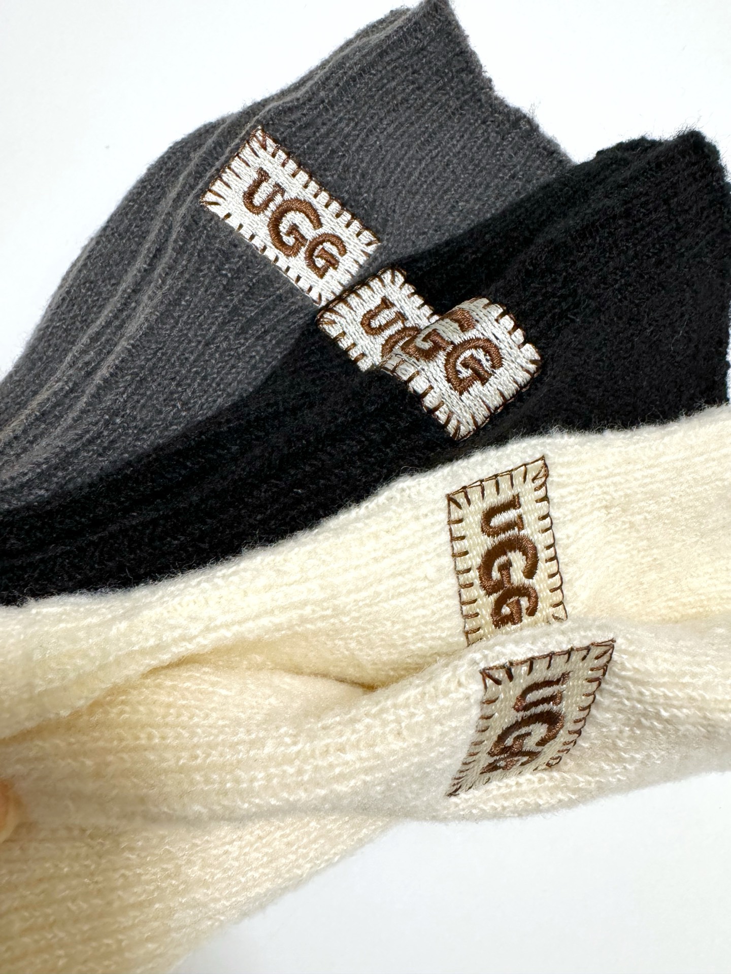配包装🌟【一盒3双】🌟UGG 经典字母 logo刺绣羊毛 混纺中筒袜 ！超级软糯亲肤！🌟ins爆款！专柜
