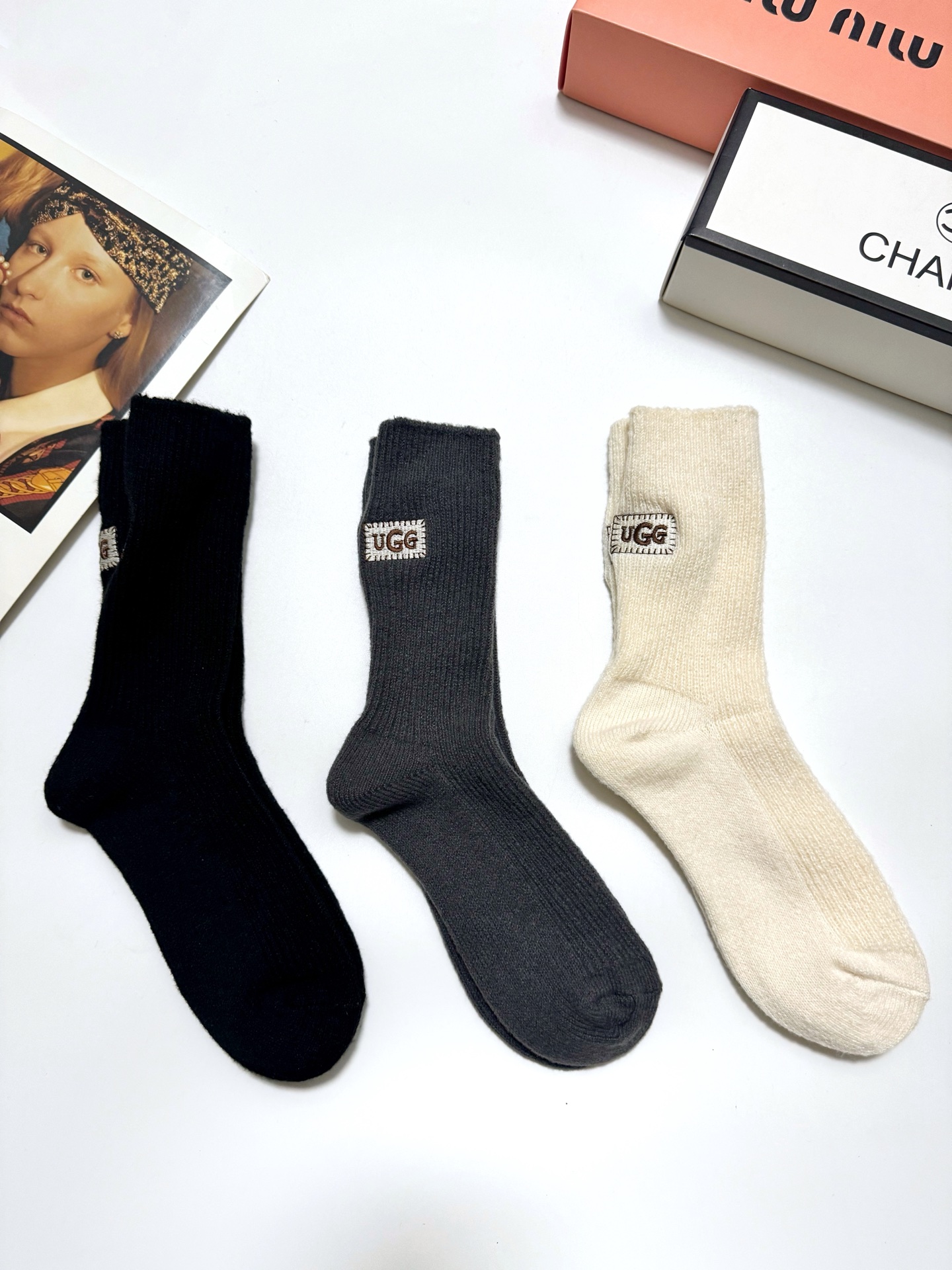 配包装🌟【一盒3双】🌟UGG 经典字母 logo刺绣羊毛 混纺中筒袜 ！超级软糯亲肤！🌟ins爆款！专柜