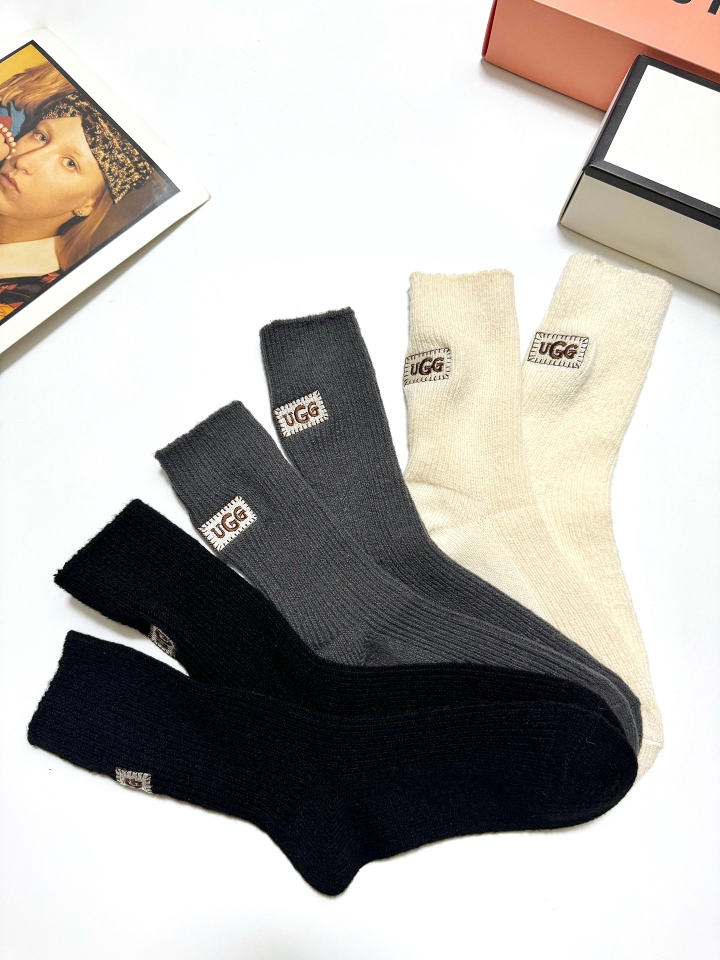 配包装🌟【一盒3双】🌟UGG 经典字母 logo刺绣羊毛 混纺中筒袜 ！超级软糯亲肤！🌟ins爆款！专柜