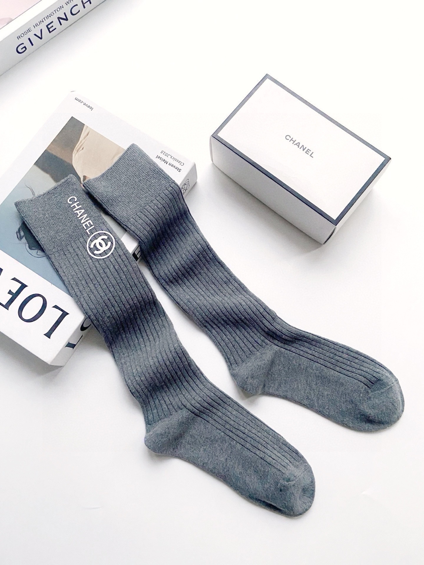 配包装🌟【一盒一双】🌟Chanel 香奈儿 经典双C字母logo纯棉长筒袜 小腿袜🌟ins爆款！专柜在售