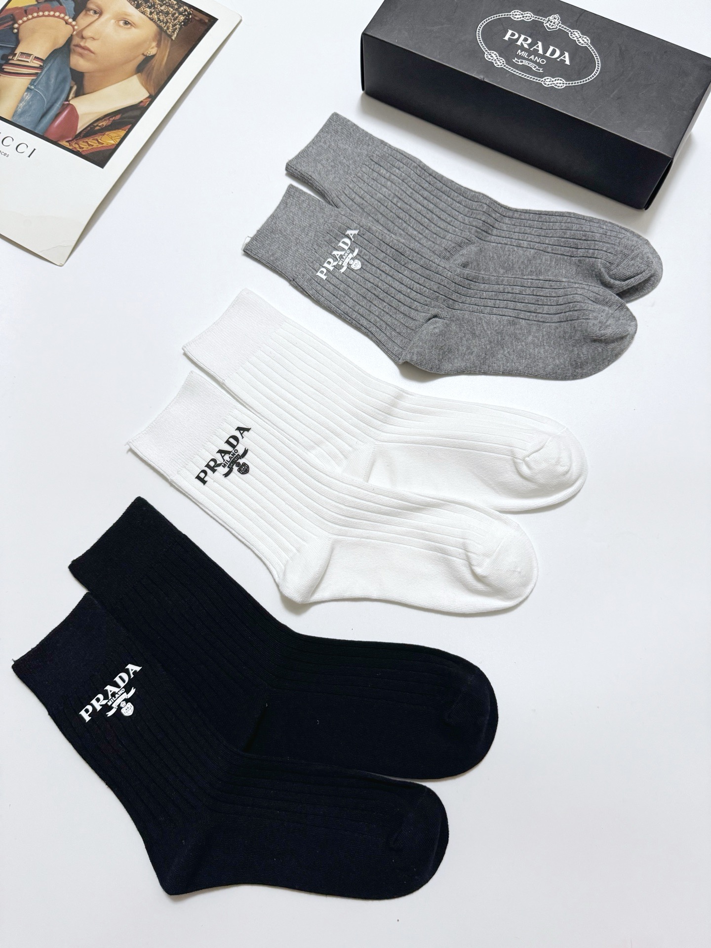 配包装🌟【一盒3 双】🌟 Prada 经典字母logo纯棉 中筒袜 🌟经典配色个性时尚🌟ins爆款！专柜