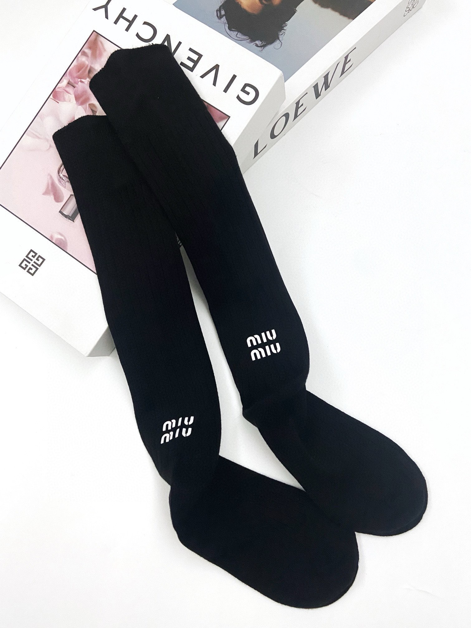 配包装🌟【一盒一 双】 🌟缪缪 miumiu 经典字母logo纯棉袜 小腿堆堆袜，ins超火爆红人同款，