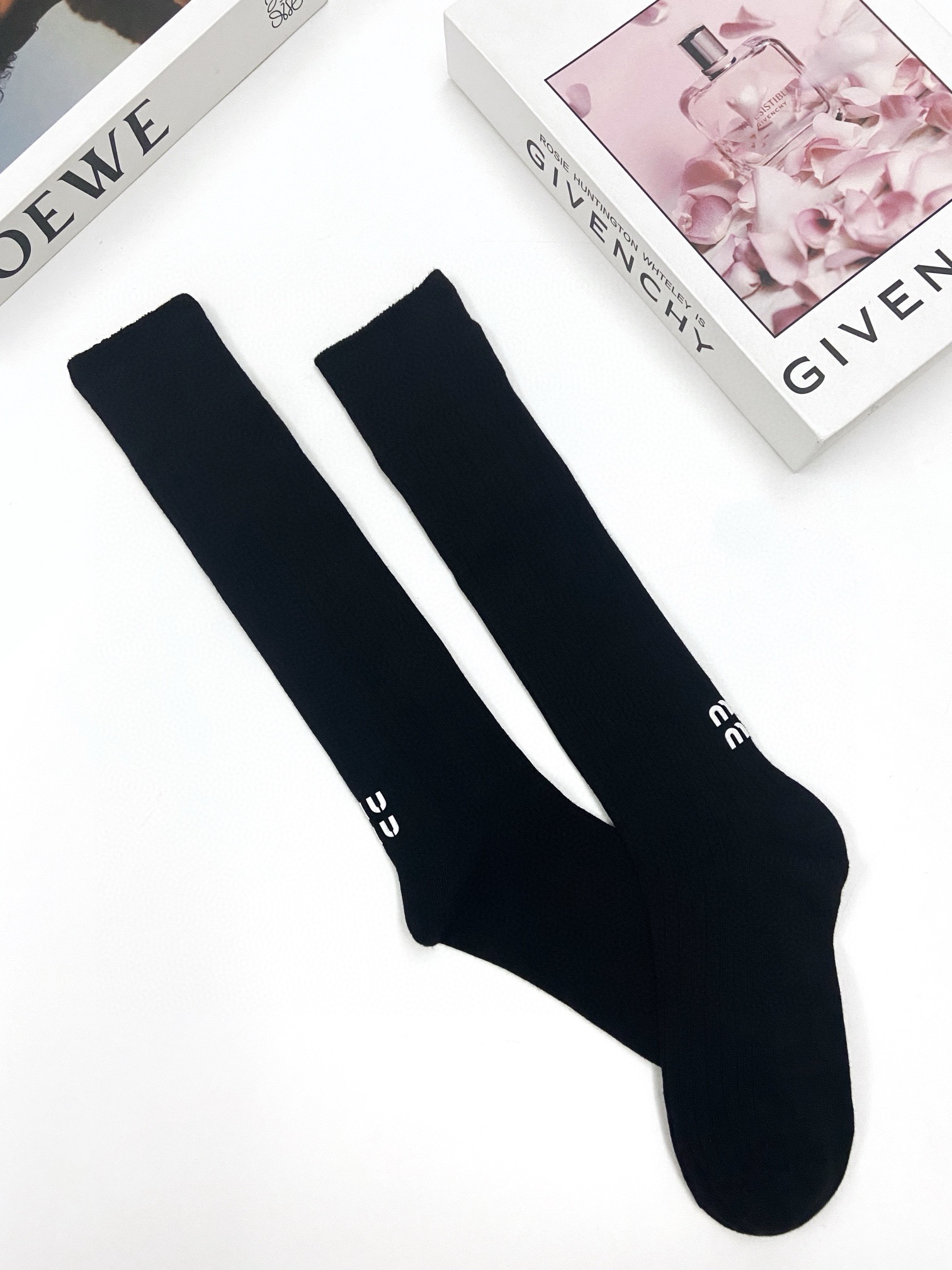 配包装🌟【一盒一 双】 🌟缪缪 miumiu 经典字母logo纯棉袜 小腿堆堆袜，ins超火爆红人同款，