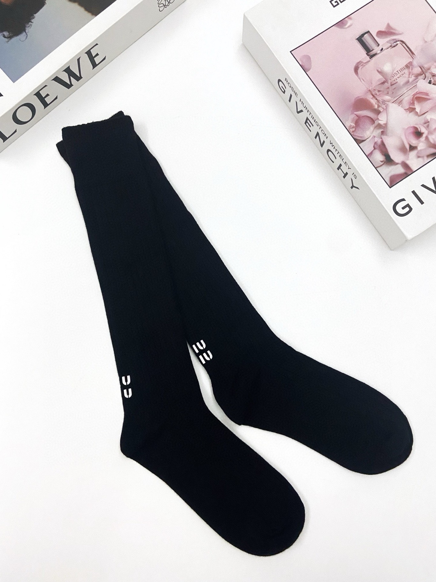 配包装🌟【一盒一 双】 🌟缪缪 miumiu 经典字母logo纯棉袜 小腿堆堆袜，ins超火爆红人同款，