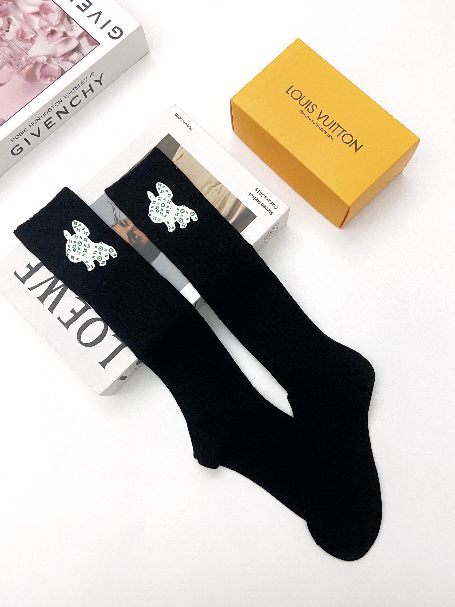 配包装🌟【一盒一双】🌟LV 路易威登 经典字母logo纯棉长筒袜 小腿袜🌟重工装饰个性时尚🌟ins爆款！
