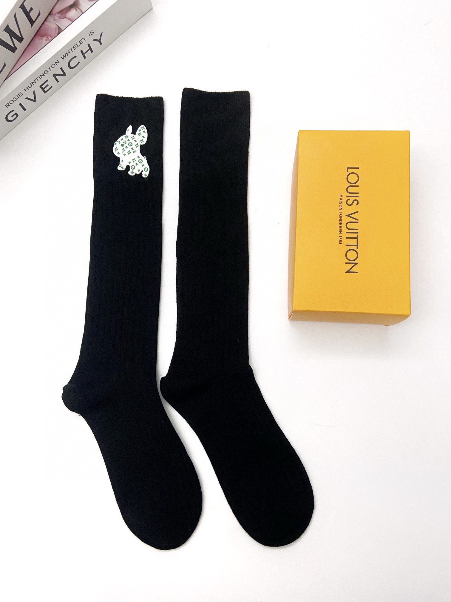 配包装🌟【一盒一双】🌟LV 路易威登 经典字母logo纯棉长筒袜 小腿袜🌟重工装饰个性时尚🌟ins爆款！