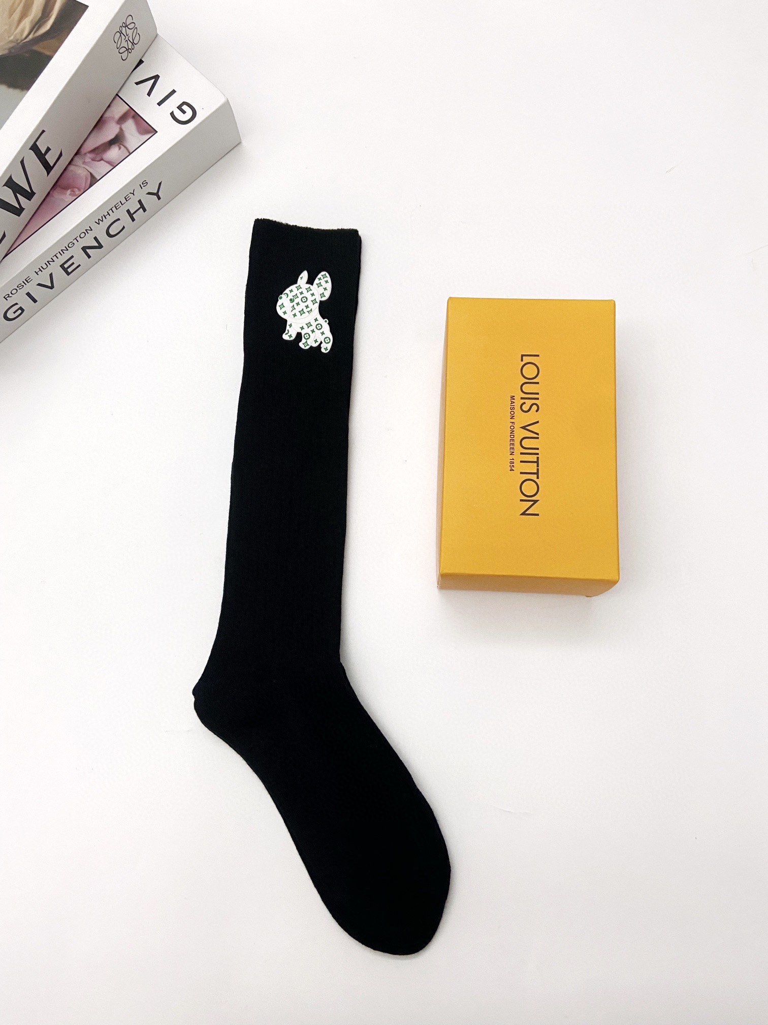 配包装🌟【一盒一双】🌟LV 路易威登 经典字母logo纯棉长筒袜 小腿袜🌟重工装饰个性时尚🌟ins爆款！