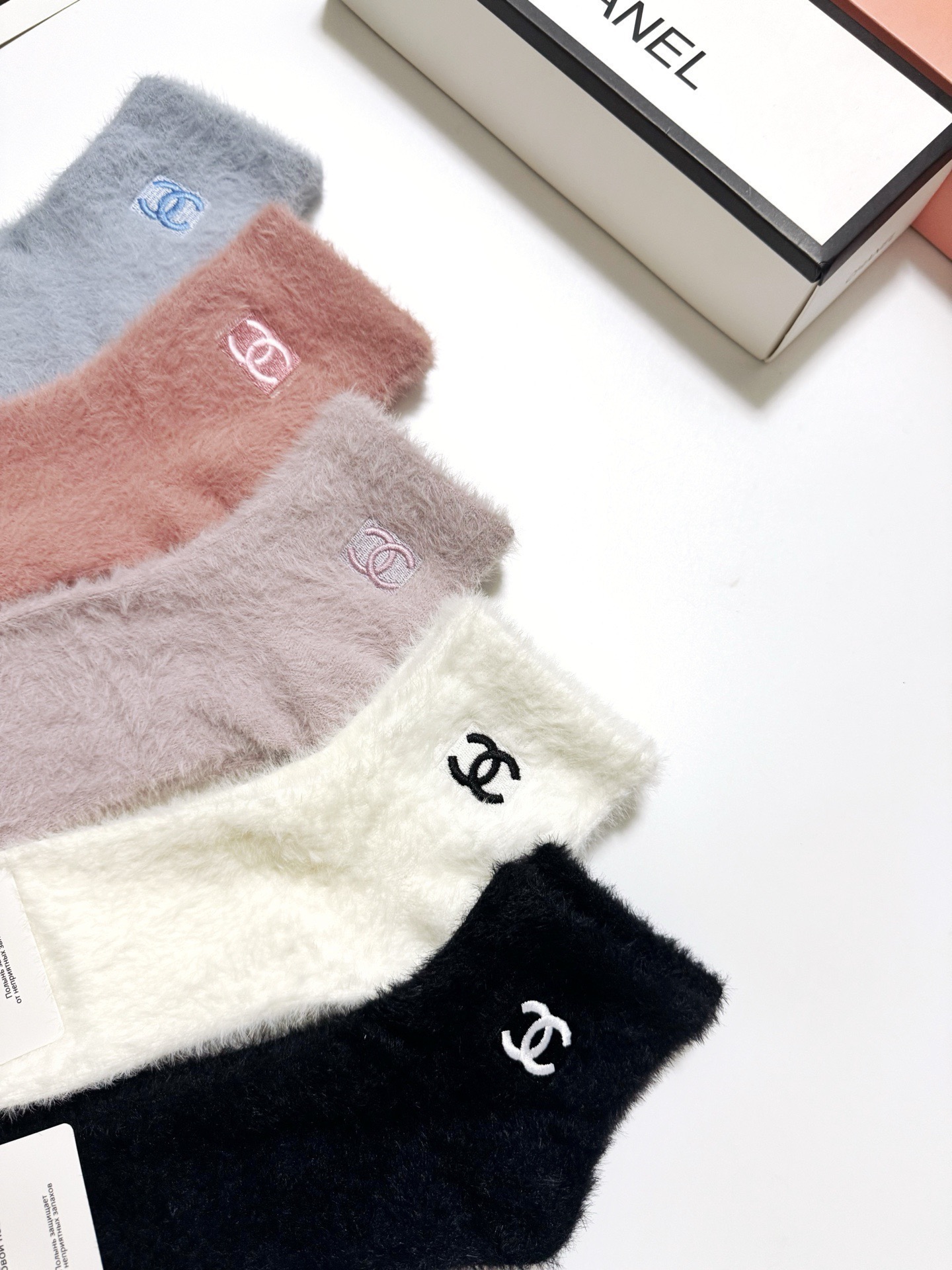 配包装🌟【一盒5 双】🌟Chanel香奈儿 欧美大牌 经典字母 logo 水貂绒短筒袜 ！超级软糯亲肤！