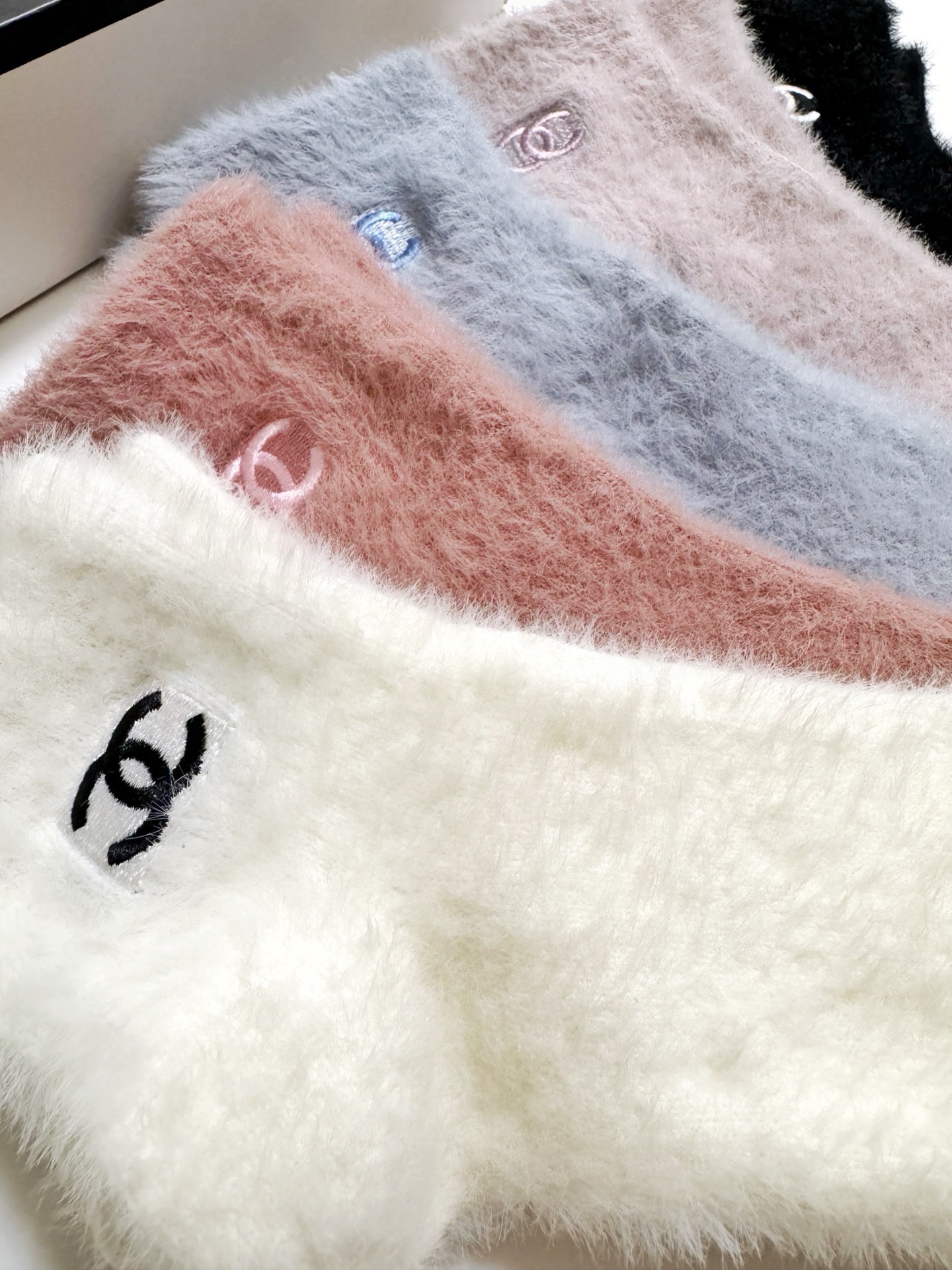 配包装🌟【一盒5 双】🌟Chanel香奈儿 欧美大牌 经典字母 logo 水貂绒短筒袜 ！超级软糯亲肤！