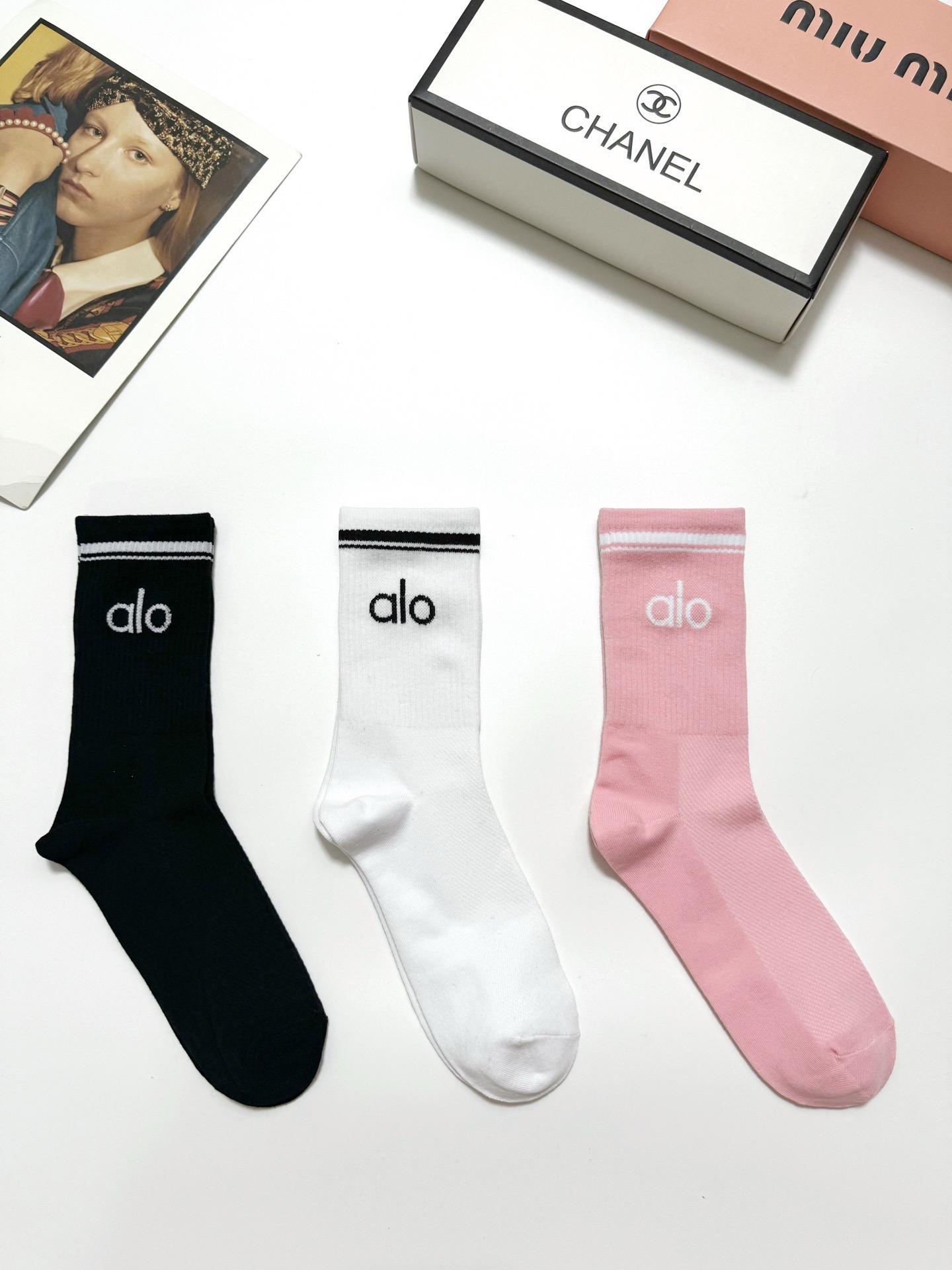 配包装🌟【一盒3双】 🌟 alo 经典字母logo 纯棉中筒袜 ，ins超火爆小腿短袜，纯棉面料，潮人必