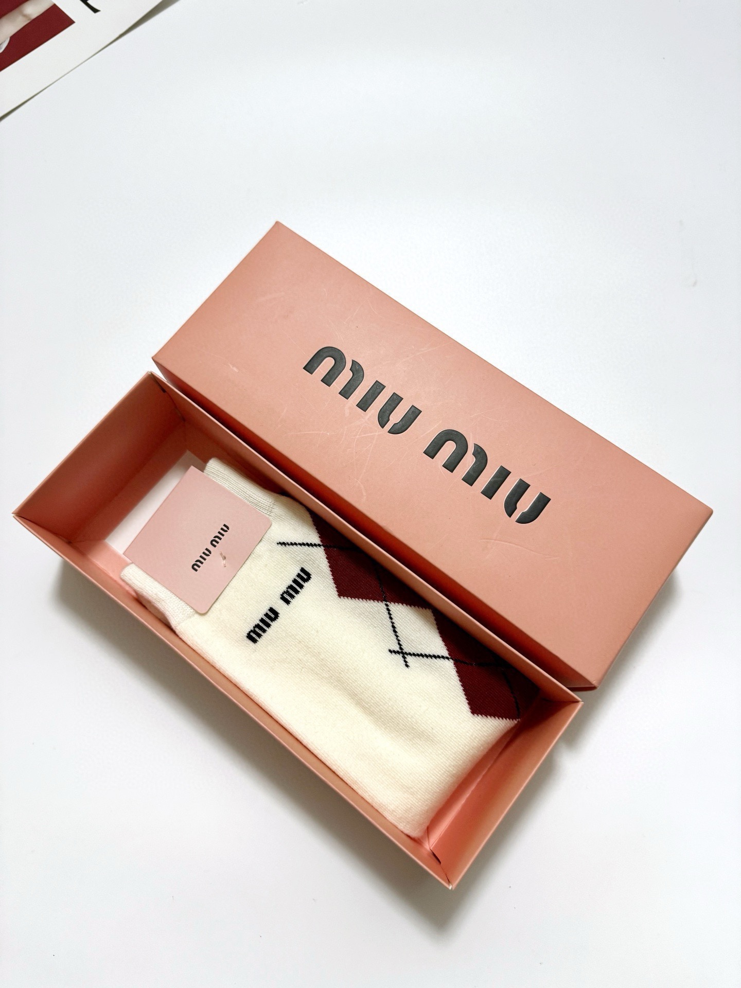 配包装🌟【一盒一 双】 🌟缪缪 miumiu 经典字母logo纯棉袜 小腿堆堆袜，ins超火爆红人同款，