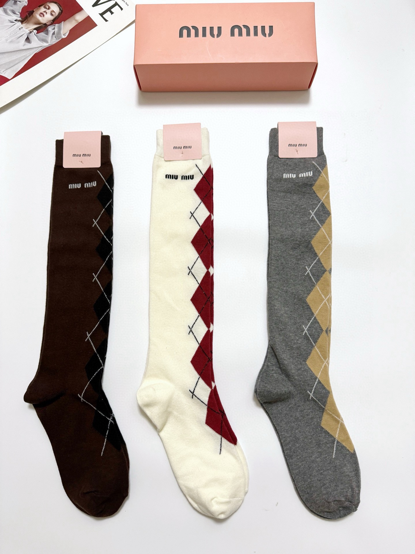 配包装🌟【一盒一 双】 🌟缪缪 miumiu 经典字母logo纯棉袜 小腿堆堆袜，ins超火爆红人同款，