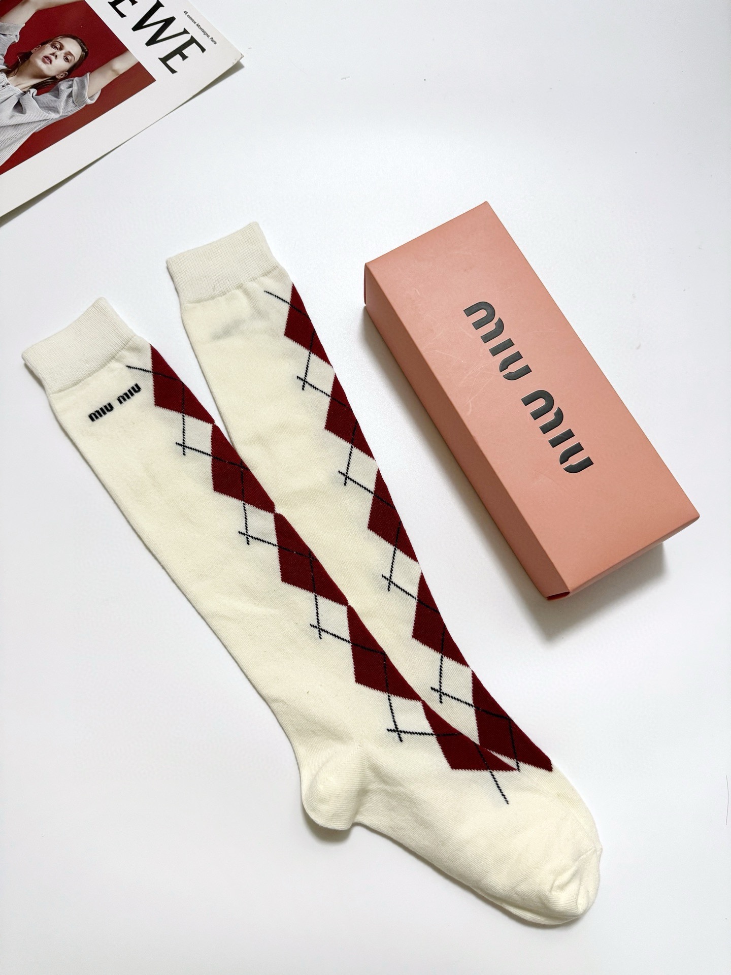 配包装🌟【一盒一 双】 🌟缪缪 miumiu 经典字母logo纯棉袜 小腿堆堆袜，ins超火爆红人同款，