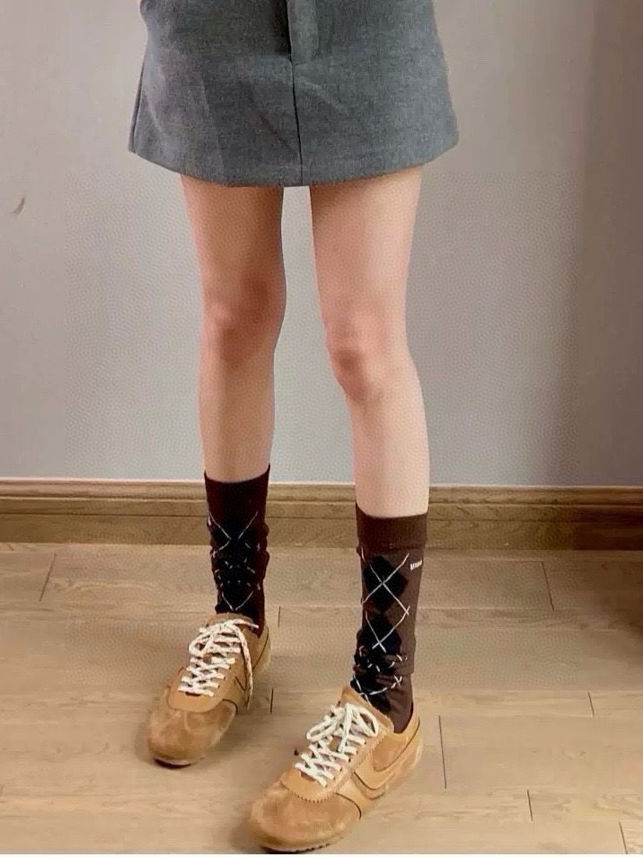 配包装🌟【一盒一 双】 🌟缪缪 miumiu 经典字母logo纯棉袜 小腿堆堆袜，ins超火爆红人同款，