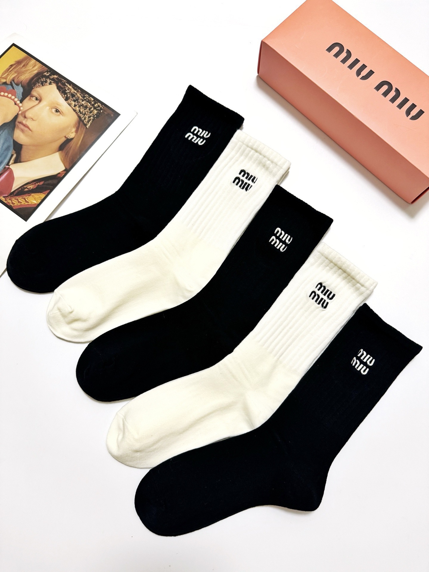 配包装🌟【一盒5 双】 🌟缪缪miumiu 经典刺绣字母logo 纯棉中筒袜 ，ins超火爆小腿袜，纯棉