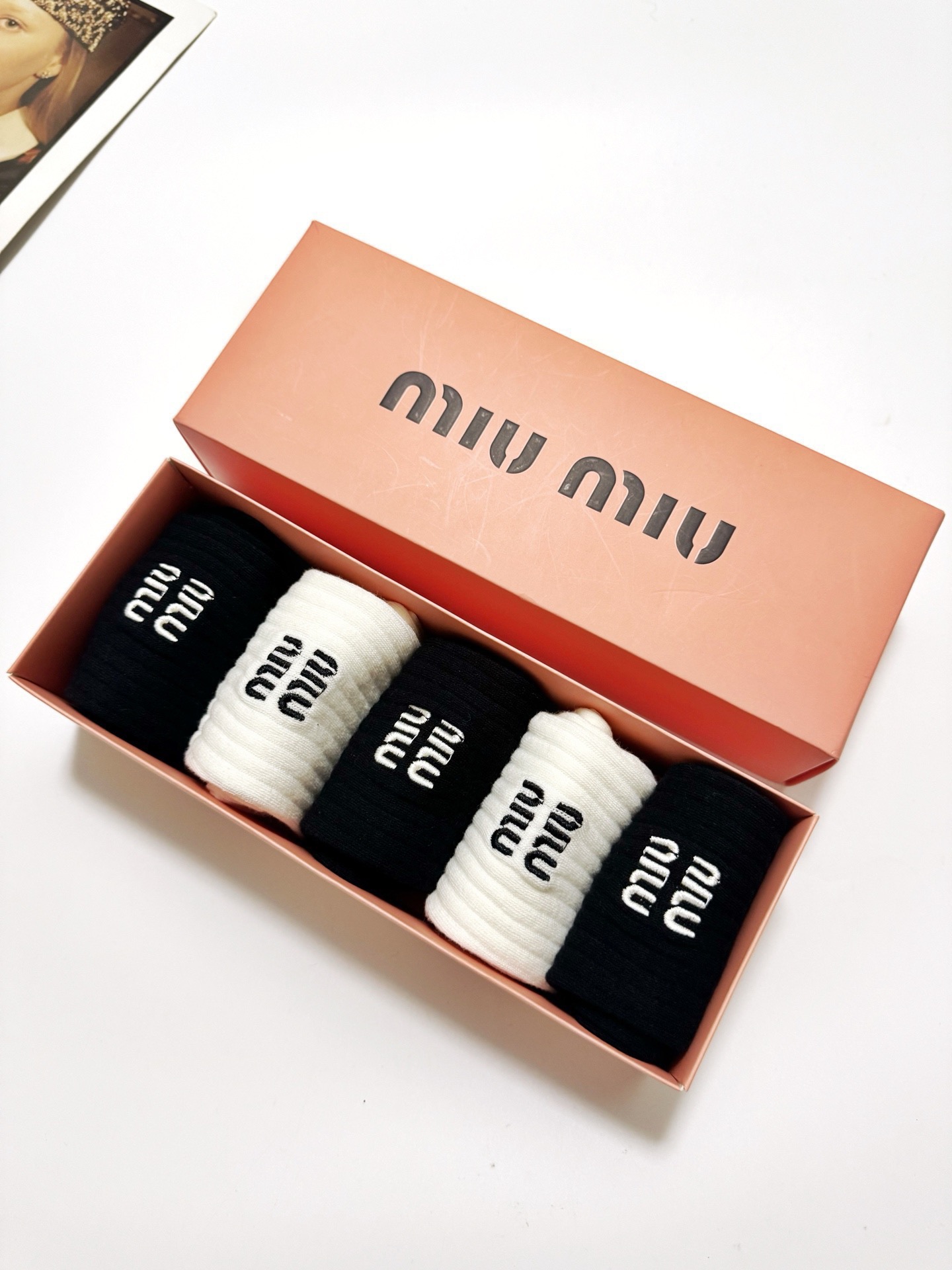 配包装🌟【一盒5 双】 🌟缪缪miumiu 经典刺绣字母logo 纯棉中筒袜 ，ins超火爆小腿袜，纯棉