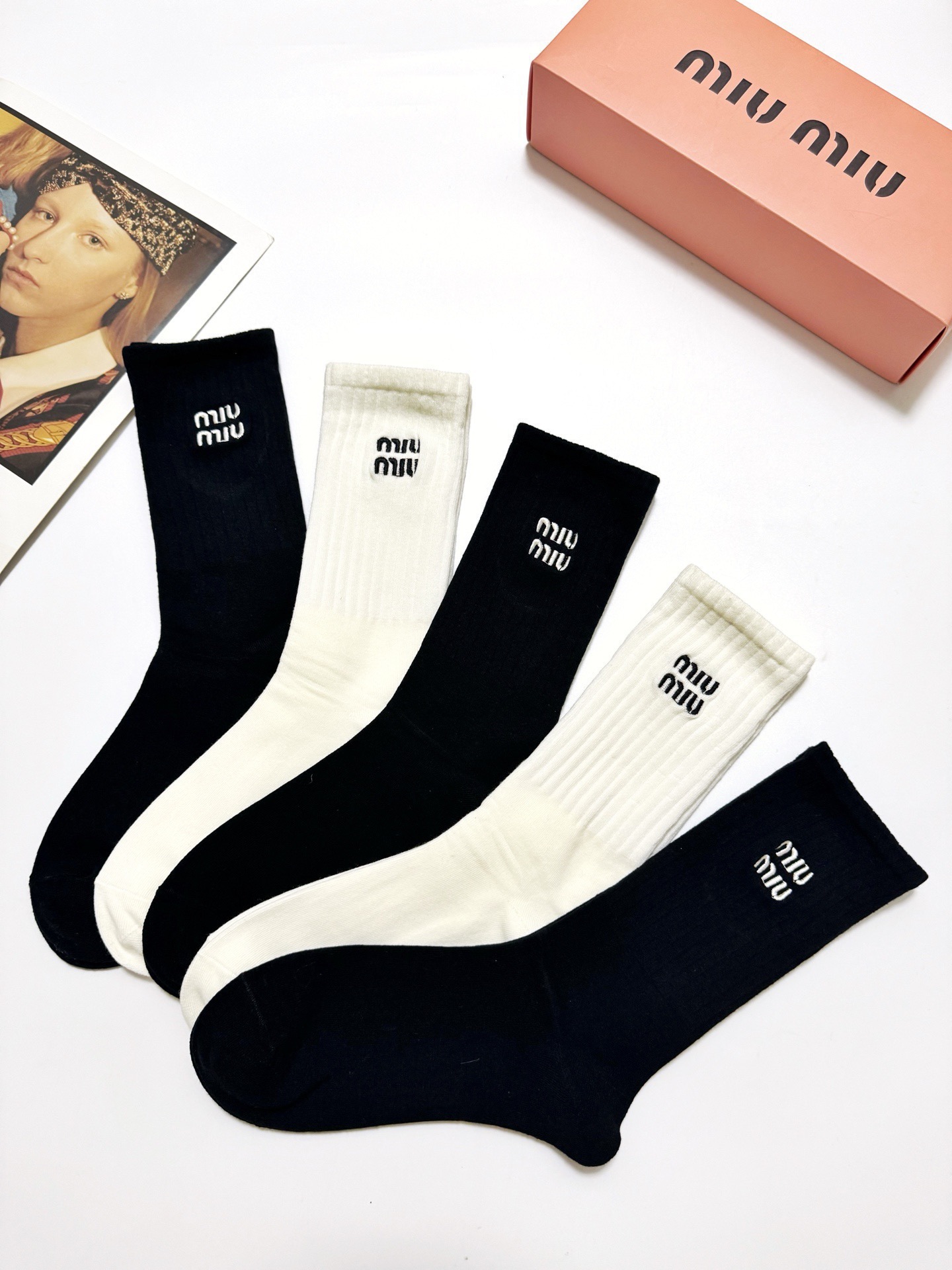 配包装🌟【一盒5 双】 🌟缪缪miumiu 经典刺绣字母logo 纯棉中筒袜 ，ins超火爆小腿袜，纯棉