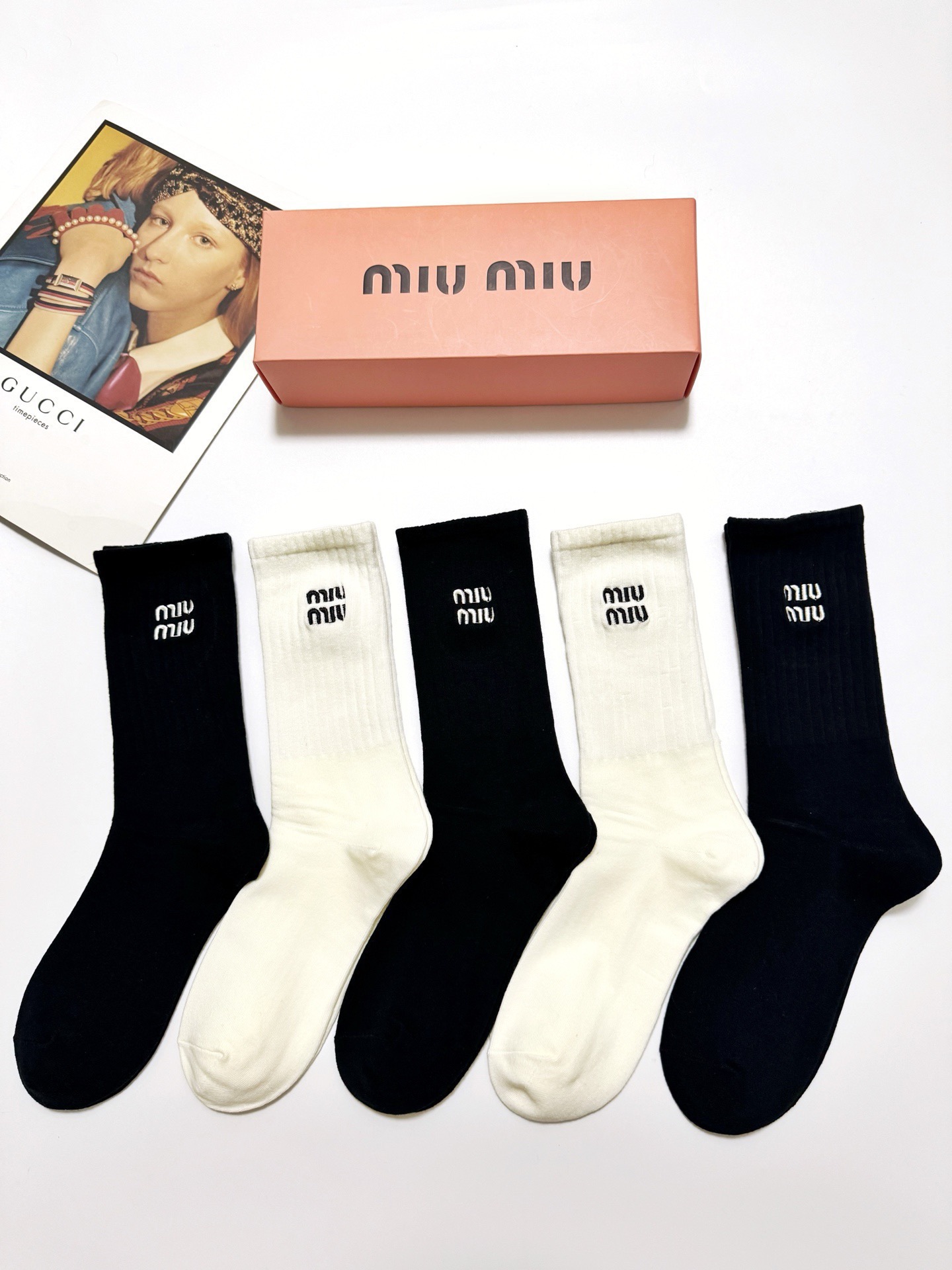 配包装🌟【一盒5 双】 🌟缪缪miumiu 经典刺绣字母logo 纯棉中筒袜 ，ins超火爆小腿袜，纯棉
