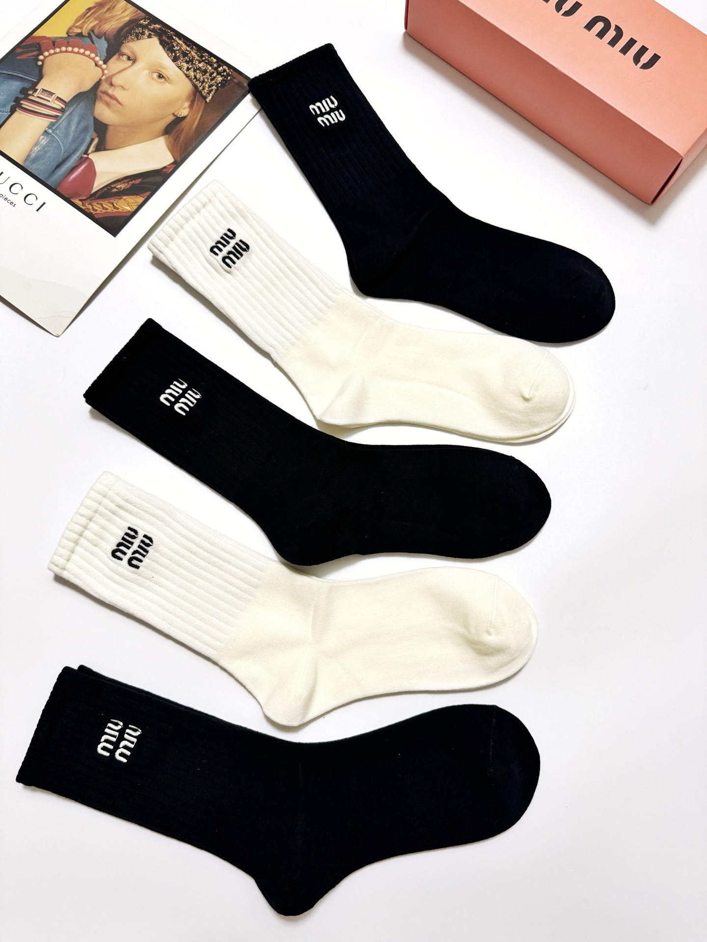 配包装🌟【一盒5 双】 🌟缪缪miumiu 经典刺绣字母logo 纯棉中筒袜 ，ins超火爆小腿袜，纯棉