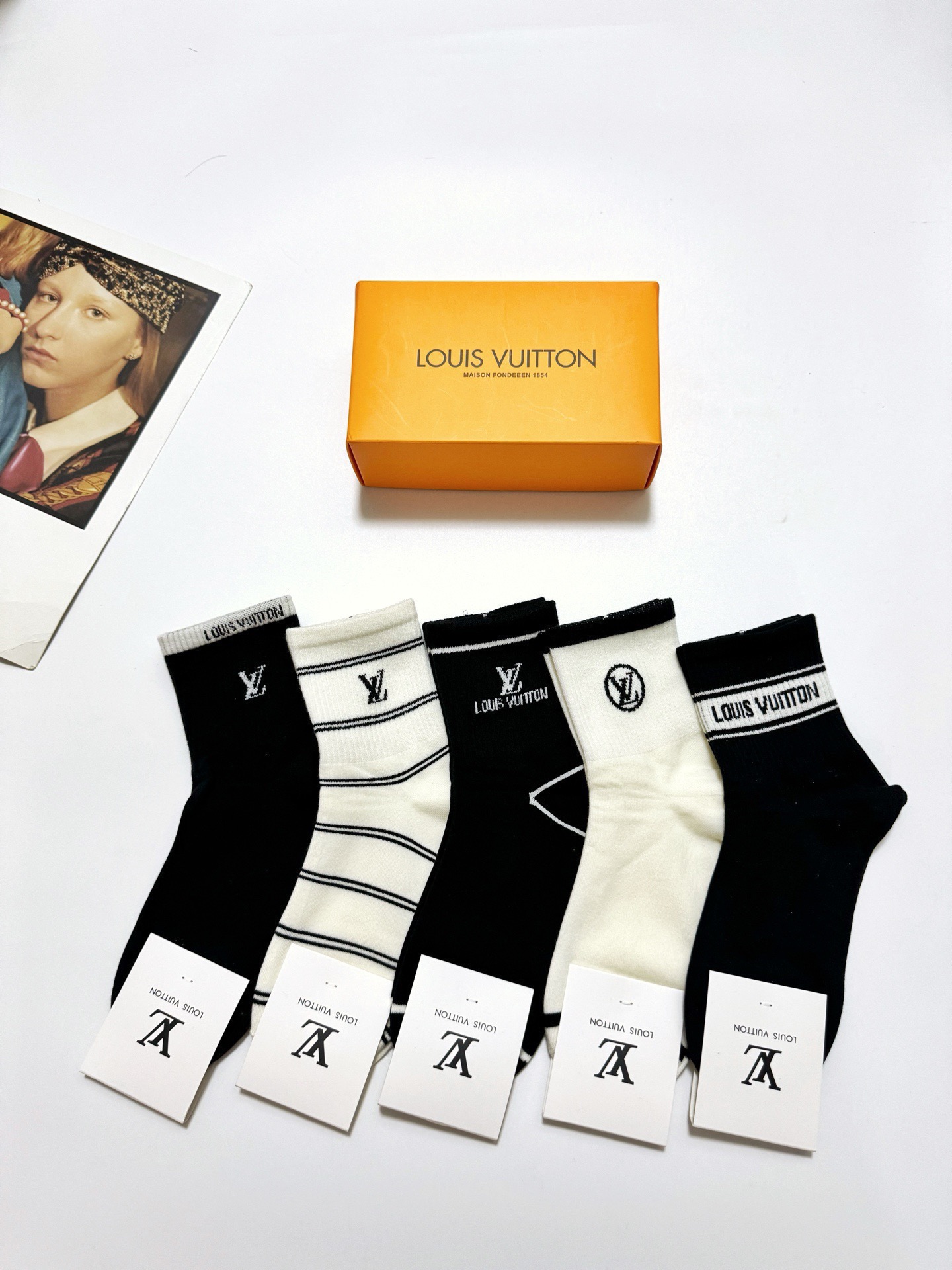 配包装🌟【一盒5 双】 🌟LV 路易威登 经典字母logo ins超火爆中筒袜，纯棉面料，潮人必备 ，经