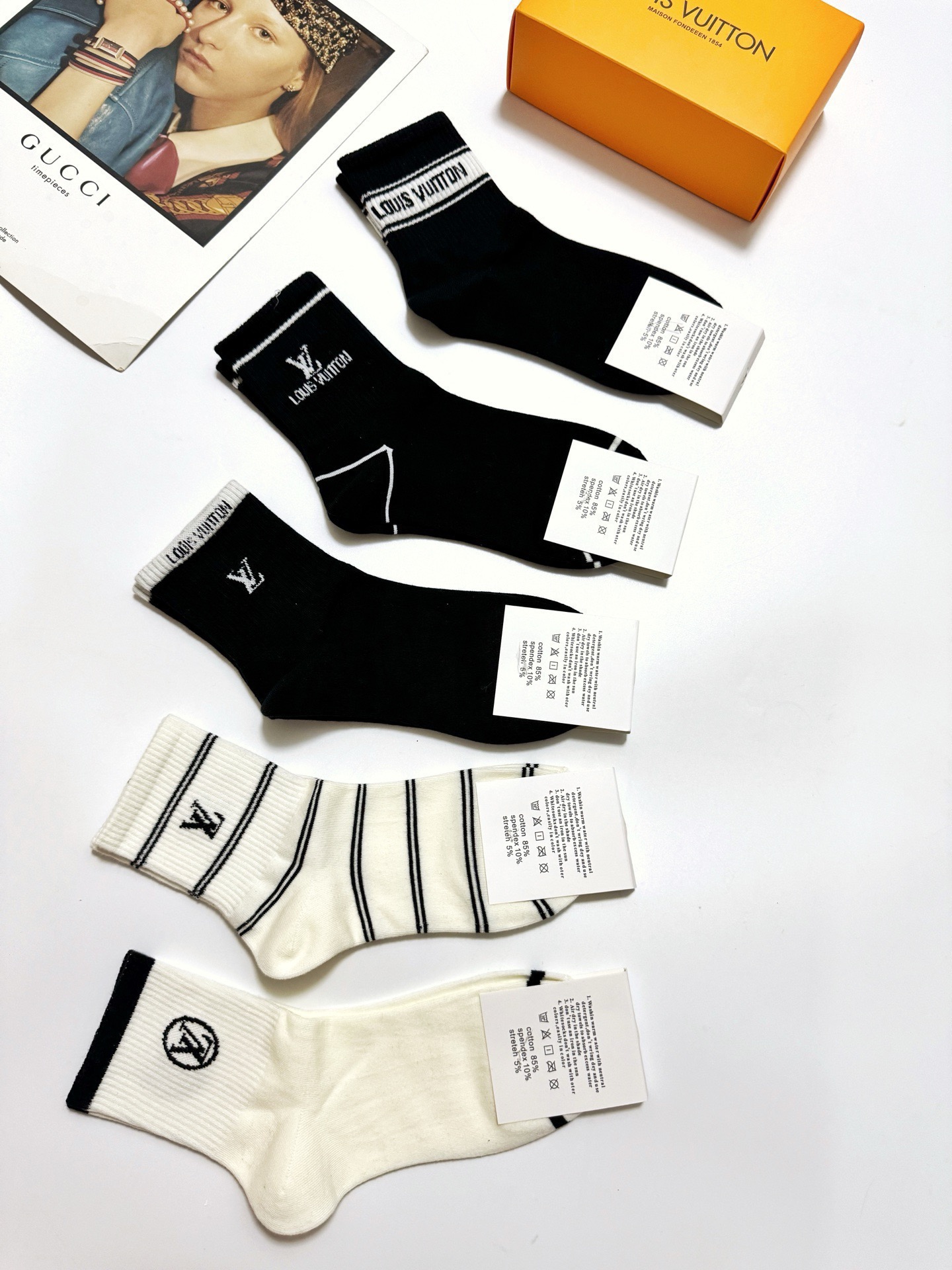 配包装🌟【一盒5 双】 🌟LV 路易威登 经典字母logo ins超火爆中筒袜，纯棉面料，潮人必备 ，经