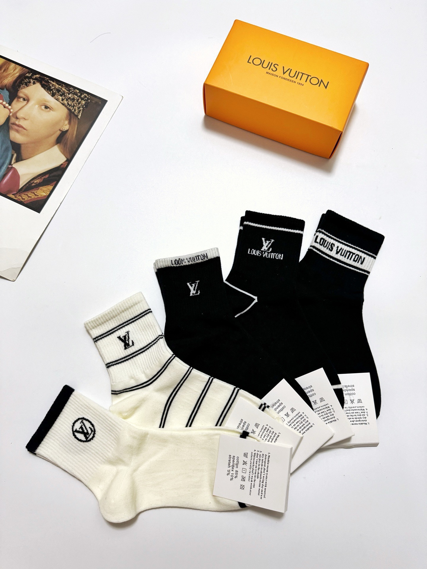 配包装🌟【一盒5 双】 🌟LV 路易威登 经典字母logo ins超火爆中筒袜，纯棉面料，潮人必备 ，经