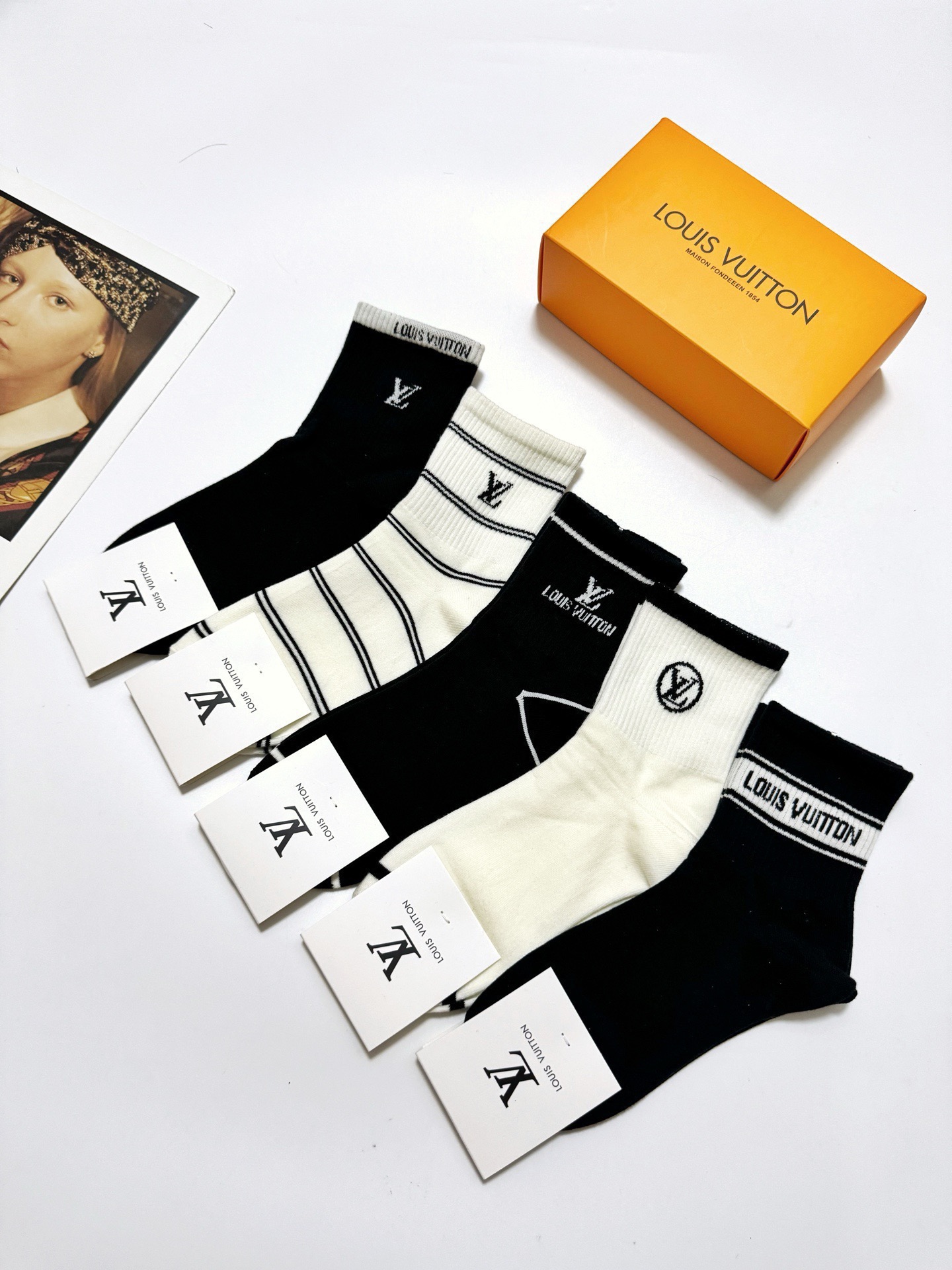 配包装🌟【一盒5 双】 🌟LV 路易威登 经典字母logo ins超火爆中筒袜，纯棉面料，潮人必备 ，经