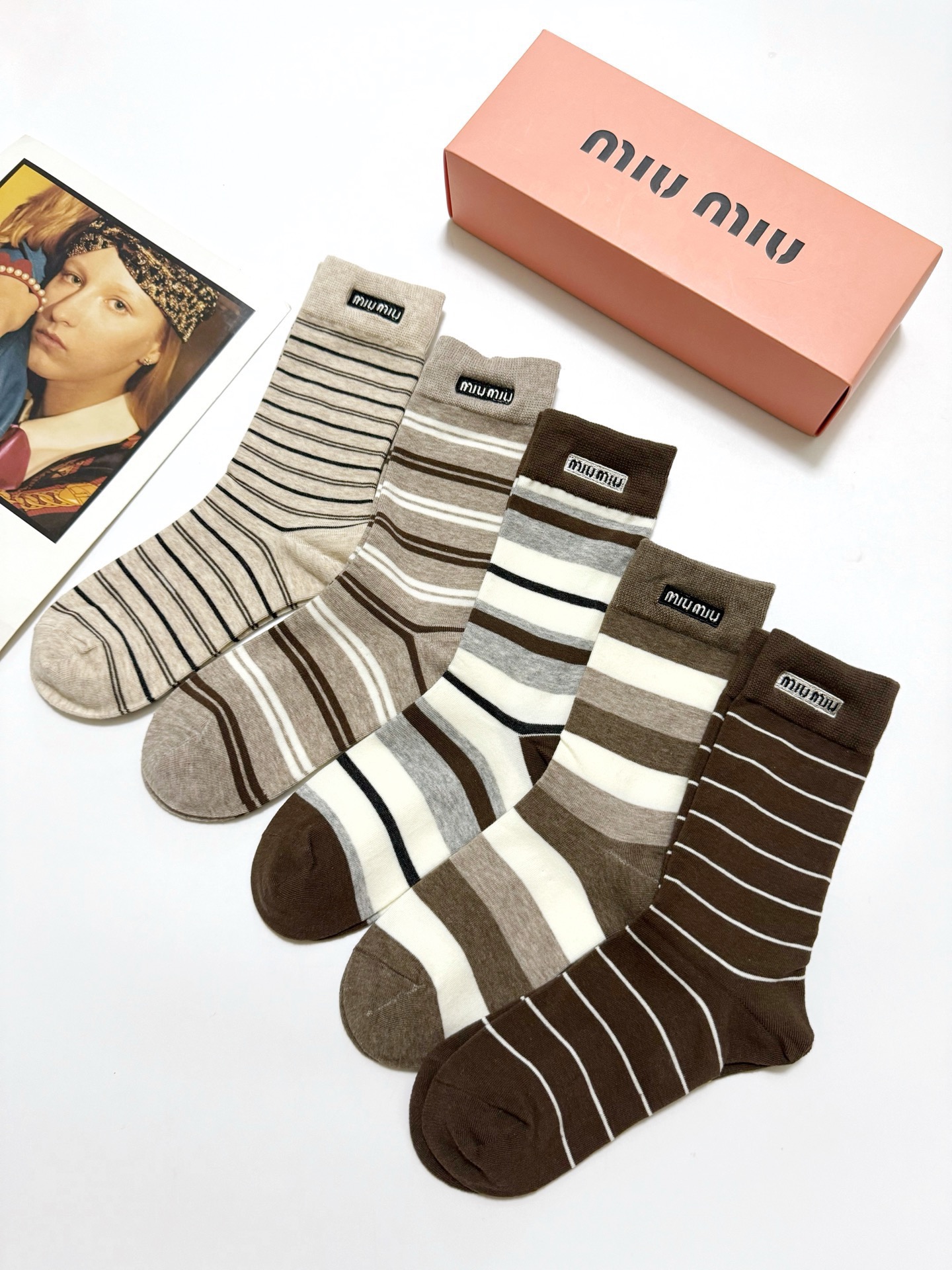 配包装🌟【一盒5双】🌟缪缪 miumiu 爆款纯棉中筒袜，韩系条纹➕超百搭大火配色🔥超完美结合，款式经典