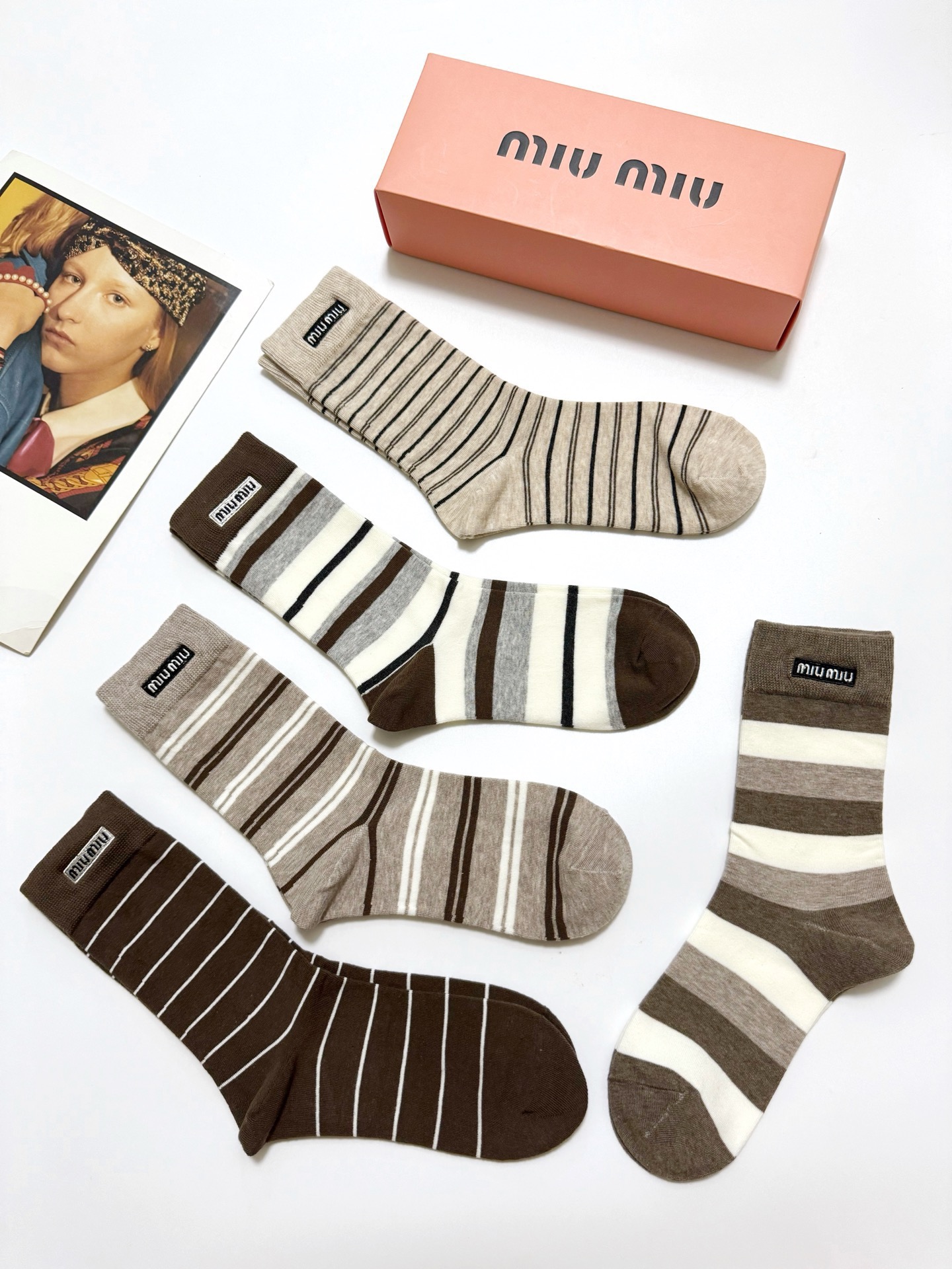 配包装🌟【一盒5双】🌟缪缪 miumiu 爆款纯棉中筒袜，韩系条纹➕超百搭大火配色🔥超完美结合，款式经典