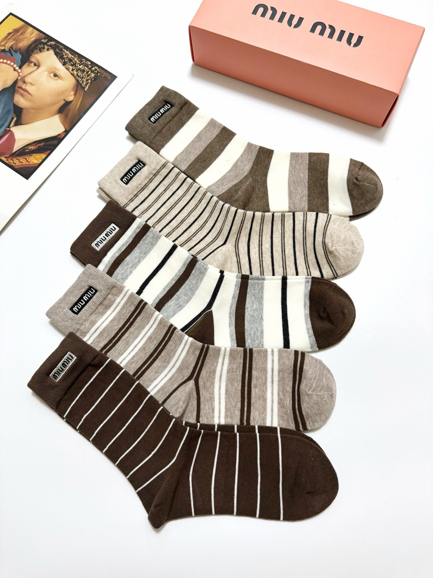 配包装🌟【一盒5双】🌟缪缪 miumiu 爆款纯棉中筒袜，韩系条纹➕超百搭大火配色🔥超完美结合，款式经典