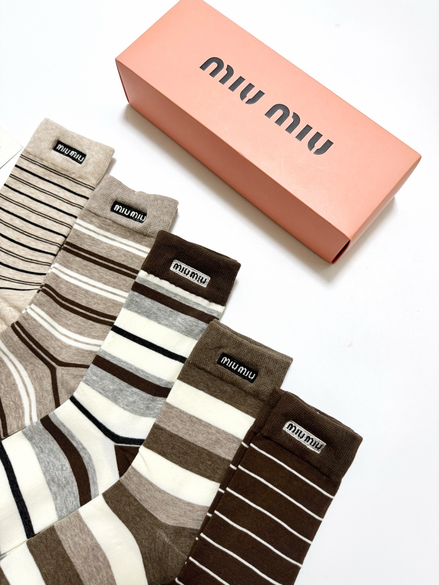 配包装🌟【一盒5双】🌟缪缪 miumiu 爆款纯棉中筒袜，韩系条纹➕超百搭大火配色🔥超完美结合，款式经典