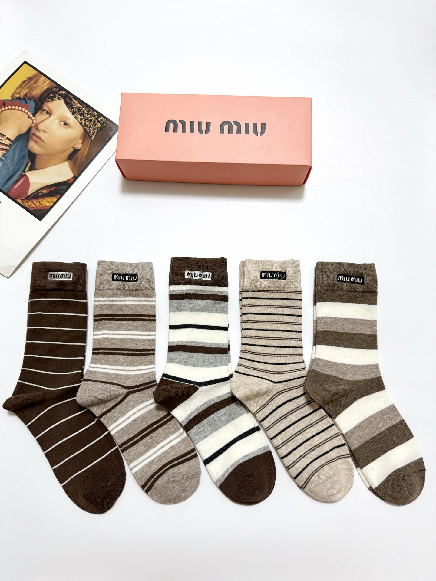 配包装🌟【一盒5双】🌟缪缪 miumiu 爆款纯棉中筒袜，韩系条纹➕超百搭大火配色🔥超完美结合，款式经典